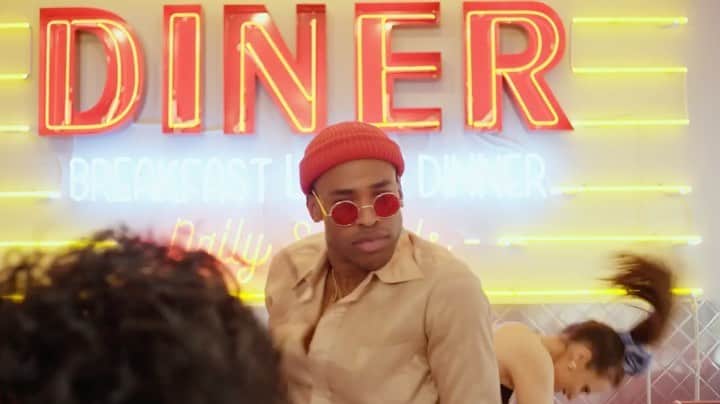 のインスタグラム：「FAMILIA! The music video for Righteous is OUT NOW! Such a fun song & shoot! Excited for y’all to see! Hopefully it inspires you to get up and boogie! 🕺🏾💃🏽 Lol I’m so lame 🤦🏾‍♂️ • • Directed/edited by: @noelmaitland Shout out again to my dope choreographer, dancers, DP, & entire crew. Love y’all to the moon and back! #ButterflyAli #soul #funk #pop #dance #groove #tiktok #therookie」