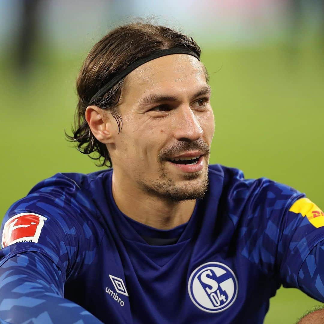 ベンジャミン・スタンブリのインスタグラム：「Dear Schalker, First of all thank you to all that send me messages , your support is PRICELESS 💙 I am working hard to come back SOON, in the best conditions as possible, TO DEFEND OUR BLUE SHIRT like it deserve.  EINMAL SCHALKER IMMER SCHALKER 🤫💙 #dontbelievethemedia😉」