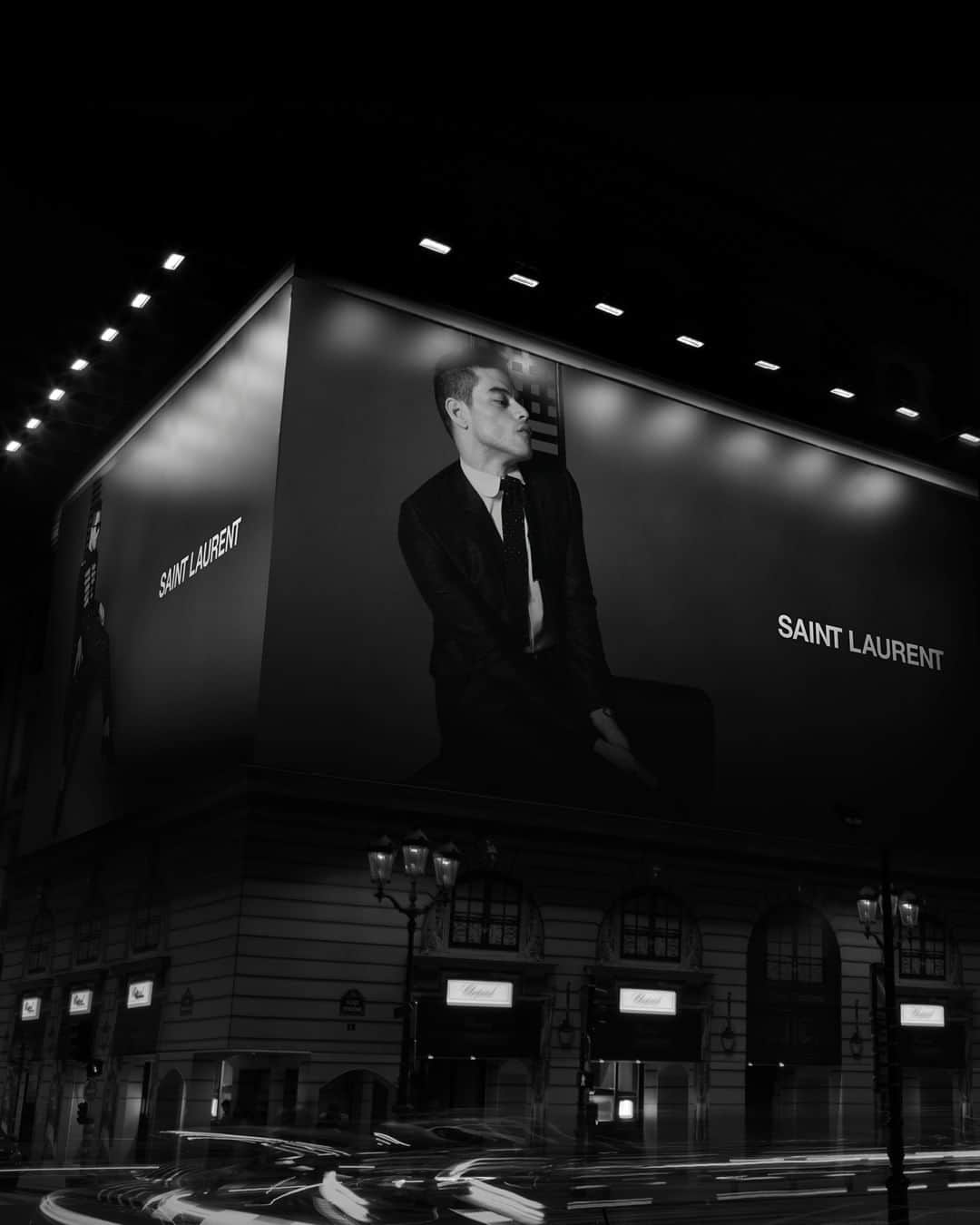 サンローランさんのインスタグラム写真 - (サンローランInstagram)「RAMI MALEK - SPRING SUMMER 20 PARIS - VENDÔME #YSL30 by ANTHONY VACCARELLO PHOTOGRAPHED by @davidsimsofficial ⠀⠀⠀⠀⠀⠀⠀⠀⠀ #YSL #SaintLaurent #YvesSaintLaurent @anthonyvaccarello」2月20日 5時00分 - ysl