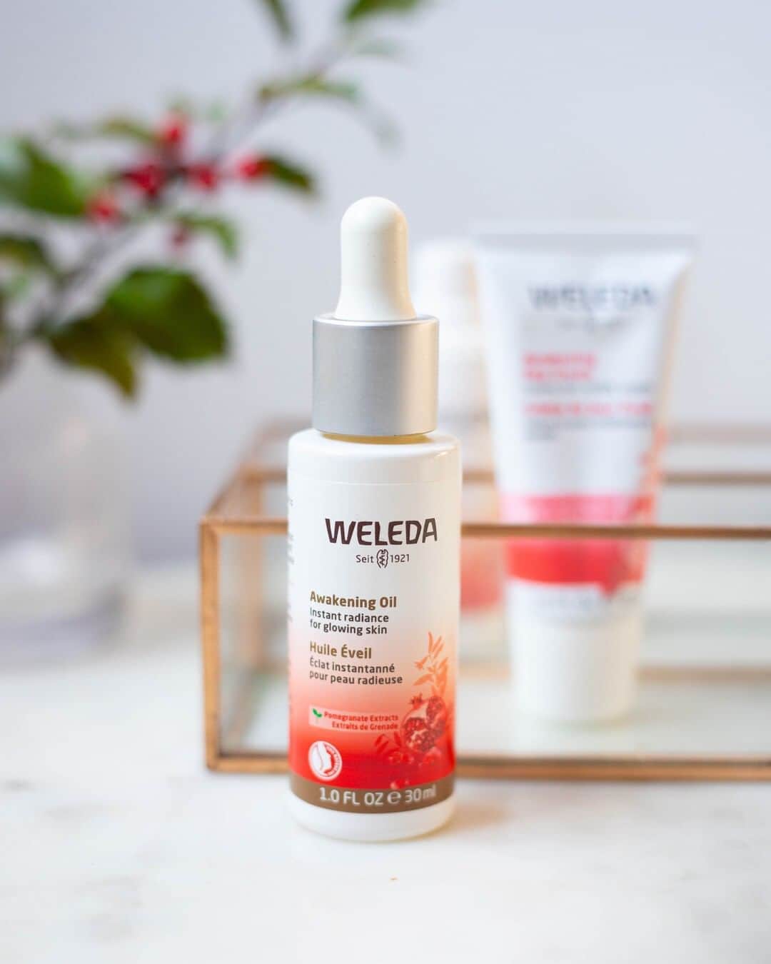 Weledaのインスタグラム：「With just a few drops of our Awakening Oil your skin is hydrated, visibly smooth, and radiant!💧❤️ Use alone to lock in hydration or as a nutrient booster mixed with your favorite Weleda moisturizer! #WeledaSkin」