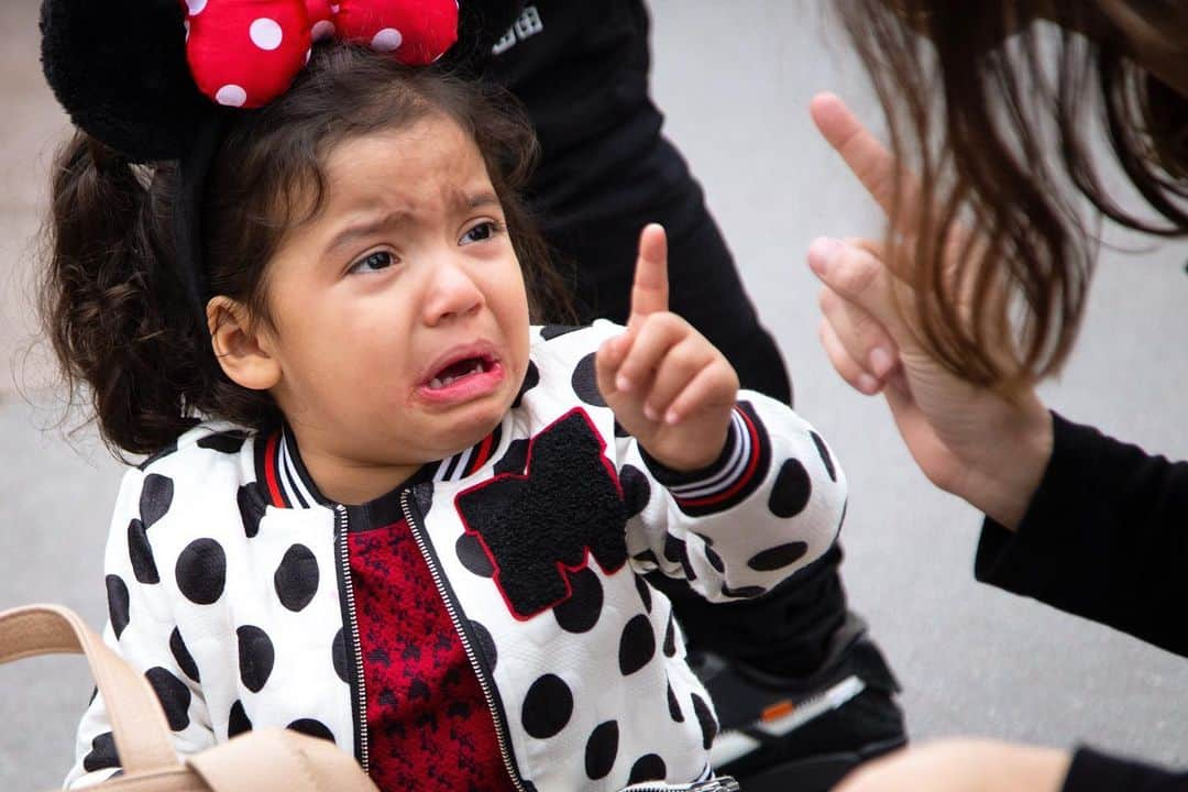 ジェマ・マリンさんのインスタグラム写真 - (ジェマ・マリンInstagram)「Who said Disney is the happiest place on earth???? 😂😅 . . Quien dijo que Disney es lugar más feliz de la tierra?? 😂😅 . . pd: Thanks to @ainarasedano and @vigilant86 for capturing these moments 😅 Gracias @ainarasedano and @vigilant86 por capturar estos momentos 😅 #happiestplaceonearth🏰 #disneylandcalifornia #momlife #terribletwos #singlemom」2月20日 5時02分 - gemma_marin