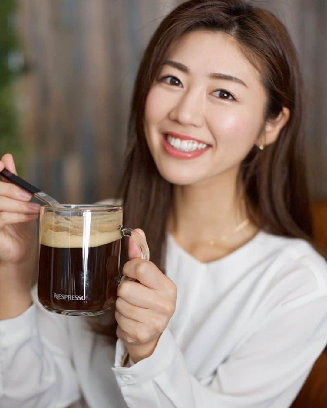 yuu sakuraiさんのインスタグラム写真 - (yuu sakuraiInstagram)「おはようございます☆ 皆さんはcoffeeがお好きですか？ 私は凄く好きで1日に2回はのみます！ 先日、イベントで体験したcoffeeの新作法！  発売したばかりのVERTUOをプライベートでも使ってます♪ 煎りたてのコーヒーが可愛いカプセルに入っていて密封されているからその日の気分によって深みがある味や、酸味が強いものなど選べるしそのカプセルになんと‼︎ バーコードがついていて自動読み込みをしてくれるからいつ飲んでも、どの種類を飲んでも変わらずに本当に美味しいコーヒーを楽しめます☕️ クレマもしっかり出来るから香りも長持ちして朝から凄く贅沢な気持ちです♪  みんなもクレマグしよう☆ 只今、クレマグに合わせたメニューを考え中です！！ #クレマグ #Nespresso #ネスプレッソ #VERTUO #ヴァーチュオ #pr #coffee #cake #ペアリング @nespresso.jp」2月20日 5時05分 - food_yuu