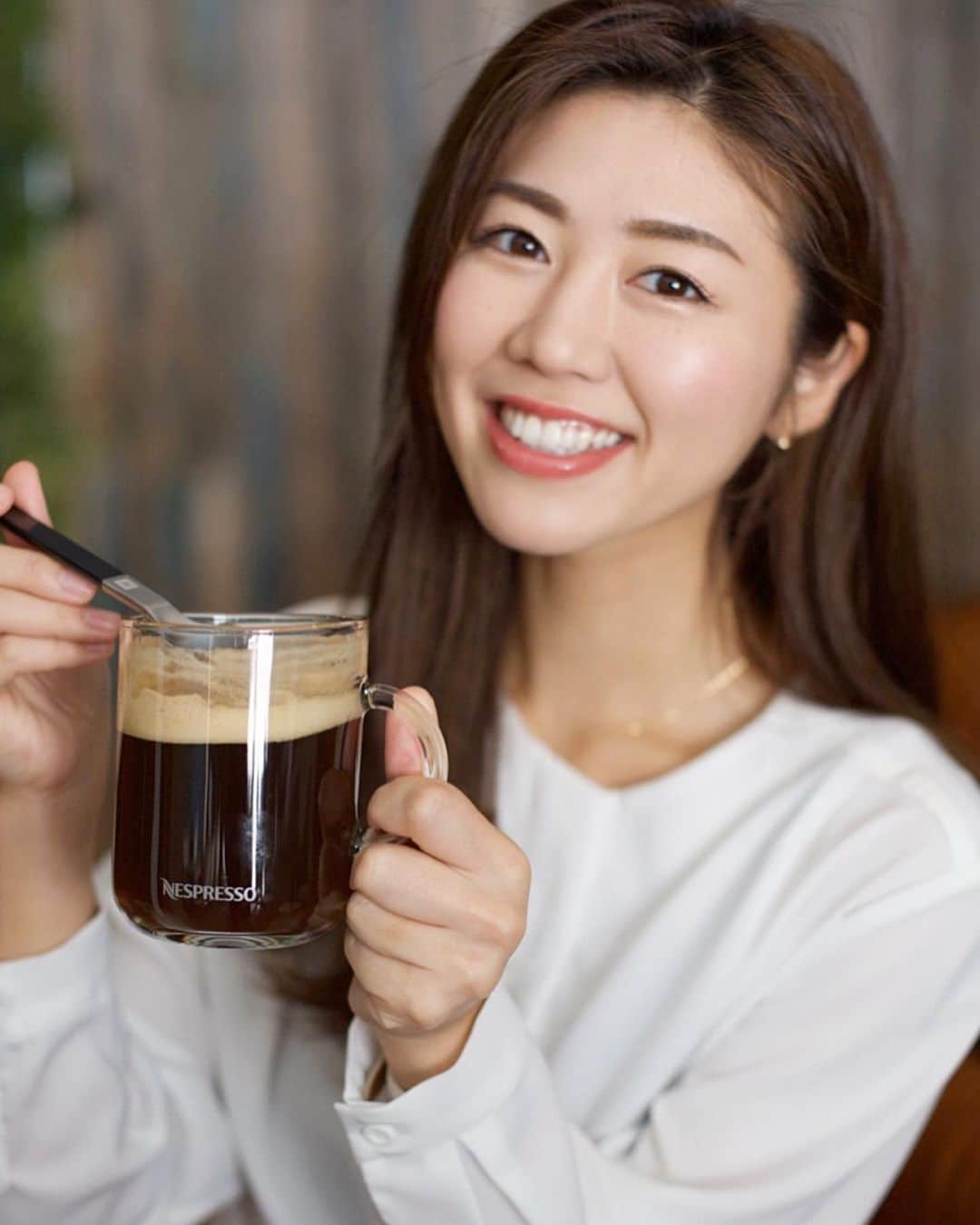 のインスタグラム：「おはようございます☆ 皆さんはcoffeeがお好きですか？ 私は凄く好きで1日に2回はのみます！ 先日、イベントで体験したcoffeeの新作法！  発売したばかりのVERTUOをプライベートでも使ってます♪ 煎りたてのコーヒーが可愛いカプセルに入っていて密封されているからその日の気分によって深みがある味や、酸味が強いものなど選べるしそのカプセルになんと‼︎ バーコードがついていて自動読み込みをしてくれるからいつ飲んでも、どの種類を飲んでも変わらずに本当に美味しいコーヒーを楽しめます☕️ クレマもしっかり出来るから香りも長持ちして朝から凄く贅沢な気持ちです♪  みんなもクレマグしよう☆ 只今、クレマグに合わせたメニューを考え中です！！ #クレマグ #Nespresso #ネスプレッソ #VERTUO #ヴァーチュオ #pr #coffee #cake #ペアリング @nespresso.jp」