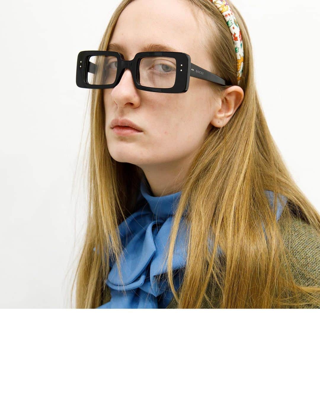 のインスタグラム：「A headband with a @libertylondon floral print and new rectangular frames by #GucciEyewear are accessories in a look for the women’s #GucciFW20 fashion show by @alessandro_michele seen in preparations before the collection walked the runway. #AlessandroMichele #mfw #GucciTheRitual Watch the show through link in bio. #GucciLiberty」