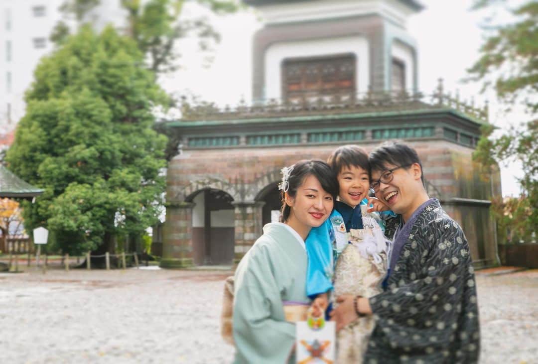 金沢着物レンタルshop心結〜kokoyui〜さんのインスタグラム写真 - (金沢着物レンタルshop心結〜kokoyui〜Instagram)「ママと僕とパパ3人でお参り♪  尾山神社さまへの七五三詣でカメラマンが同行させていただきました。  記念日のお手伝いさせていただきうれしかったです。ありがとうございました😊  素敵なお写真ありがとうございます リポストさせていただきます。 -----*----*------*-----*----*-------- @kokoyui_kimono  金沢駅前着物レンタル心結ここゆい 9:00〜18:00 address  金沢市本町1-3-39 ☎️076-221-7799 🚃金沢駅から徒歩5分 🅿️コインパーキング補助 -----*----*------*-----*----*-------- #金沢観光　#kimono #japan #アンティーク着物　#金沢きもの　#金沢きもの散歩　#レトロ着物　#金沢きものレンタル　#金沢ランチ　#金沢デート #金沢きもの 　#金沢着物　#ロケーション撮影　#金沢着物レンタル　#加賀友禅 #金沢観光　#ロケフォト　#東茶屋街　#兼六園　#21世紀美術館　#金沢女子旅　#ファインダー越しの私の世界　#カメラ好きな人と繋がりたい　#女子旅　#kimonorental al #myfav  #七五三 #和服 #和服體驗 #着物」2月20日 5時31分 - kokoyui_kimono