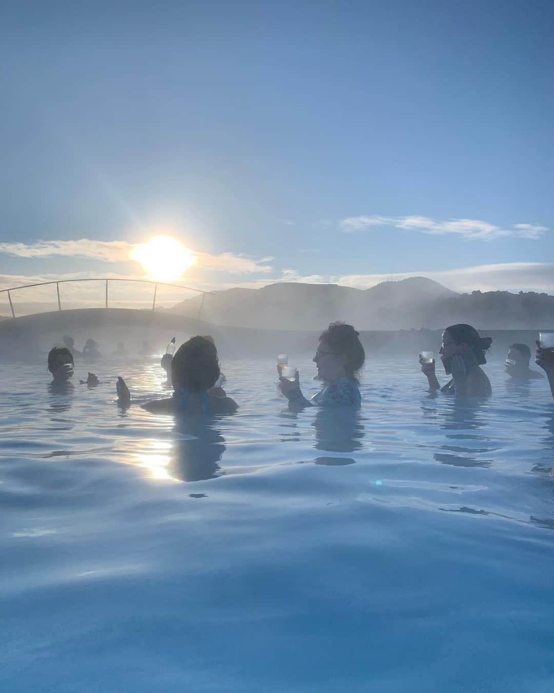 早川茉希さんのインスタグラム写真 - (早川茉希Instagram)「【氷と火山のアイスランドという国🇮🇸】 ・ 祝日の三連休を使って、2泊4日の弾丸で アイスランドへ行ってきました✈️ ・ あまり日本人には馴染みがなく アイスランド？アイルランド？🙃 という人も多いのですが、 ストーリー写真の反響が大きかったので ぜひご紹介させてください❣️😍 ・ アイスランドは、北米大陸とヨーロッパの間に位置する 北海道より少し大きいくらいの島国。 人口は約36万人しかいません。  火山活動が活発ですが、街からは離れているので 直接的な被害者はほとんど出ていないのだとか🌋 地底探索ツアーも人気！  すごく寒いイメージだったけれど 冬でも0度くらいとそこまで寒くなく（風が強いと寒かったけど🥶） 9月〜翌4月中旬の約8カ月近く オーロラが見られます💫💚 ・ オーロラは気象条件にかなり左右されるので １週間くらい滞在している人が多かった！ 私は運が良いことに、2日目の夜に うっすらと見ることが出来ました😭✨ ・ アイスランドは物価が高くて日本の1.5〜3倍‼️ 街はとても清潔感があって、子ども連れや 女子旅、一人旅の女性も多かった😊✨ 女性人気が高いみたい💕  今回、効率的に回るためツアーに参加して 滝やビーチ、氷の洞窟などを訪れました！  特に氷の洞窟が最高だった🥺❄️ また詳細も投稿します💪🏻 ・ #iceland #reykjavik #reykjavikiceland #icecave #blacksandbeach #アイスランド #アイスランド旅行 #タビジョ #tabijyo #tabippo #旅行好きな人と繋がりたい #氷の洞窟 #ブラックサンドビーチ #ダイヤモンドビーチ #三連休の過ごし方 #弾丸アイスランド #オーロラ #世界最大の露天温泉 #温泉好き #♨️ #🧊 #🌋 #🇮🇸 #加工なし📷」2月20日 5時32分 - maki_hayakawa