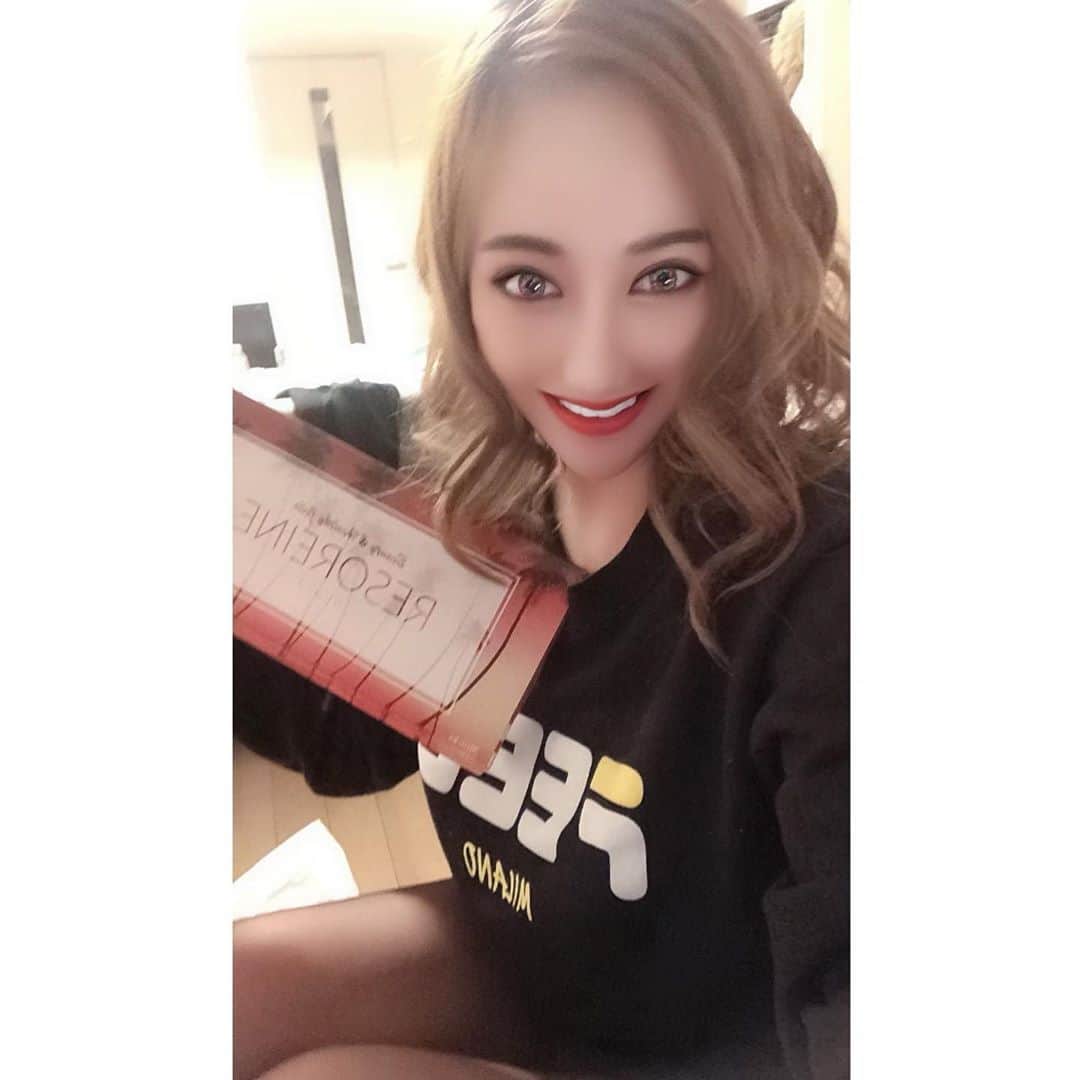 のインスタグラム：「ONとOFF。 韻と陽。 光と影。 仕事は真面目に。 家ではぐうたら。 それだけでいいのさ。  私は30歳だけど、お客様に若く見られます。お世辞かもしれないけど嬉しいです！ だから家でもサプリ、美容、美肌、スキンケアはしっかりします。 本当に自分に効果あるものだけ載せます。 リゾネーヌゼリーは小分けになっていて寝起きの二日酔いとかに最適なバストアップゼリー🔥 元々Gカップだけど、ハリや弾力は衰えるもの。更に良くなるものは若いうちからやらないと怖いから、絶対老けたくないし、ずっと若くいたい✨ だってモテたいからな。 #リゾネーヌ#リゾネーヌゼリー#歌舞伎町#新宿#キャバ嬢#キャバクラ#美容#美肌#バストアップ#gcup#Gカップ#リアラ」