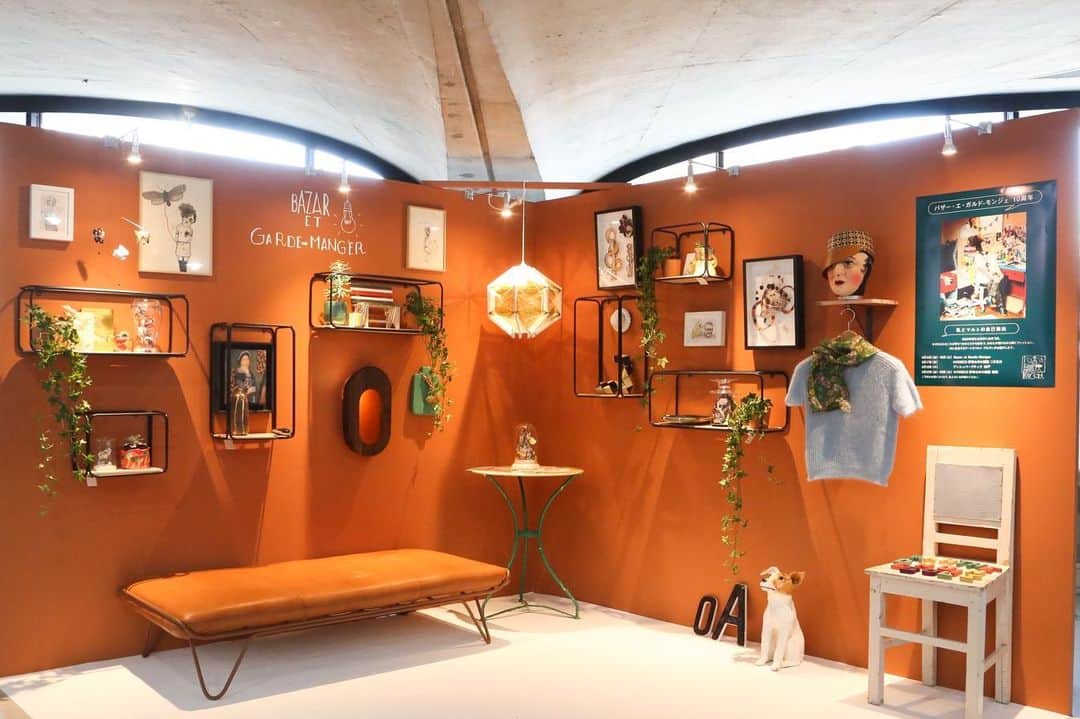 のインスタグラム：「【rooms40】 入り口付近には @bazar_et_garde_manger と @hpdeco_aosando のインスタレーションブースが登場。  20周年をむかえる、クリエイティブの祭典 “rooms40”  2020.2.20(thu) 21(fri) 22(sat) ﻿ 国立代々木競技場 第一体育館﻿ @rooms_tokyo  #rooms_tokyo #ルームス #creative #展示会 #ライフスタイル #暮らし #アート #art #installation #トークショー #exhibition #design #craft #creator #installation #ethical #hpfrance #アッシュペーフランス #howpeoplelive」