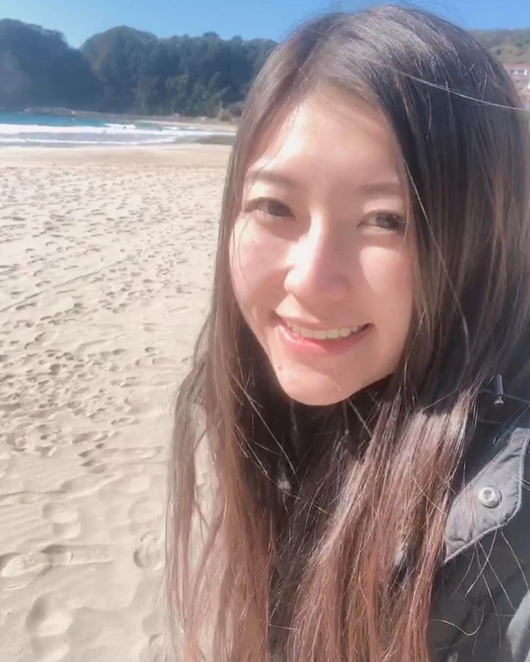 松丘雪那のインスタグラム：「. 海×すっぴん 最近まつげ美容液してるんだけど、それでまつげ反射してるね、ちゃんとあげなきゃー！ ずっと自まつ毛派だから、ビューラー使いまくる私にはまつげ美容液必須 @infinity_lash_official 使ってるよ☺️ . にしてもすっぴんになると幼い顔🤭 . . . . .  #インフィニティラッシュ #まつげ美容液 #マツイク #まつげ育毛 #キレイになりたい #自まつ毛 #自まつ毛派 #まつげ育毛剤  #すっぴん #すっぴん美人 になりたい #海 #伊豆 #はしゃいでる #モデル #タレント #撮影依頼募集中 #インフルエンサー #撮影」
