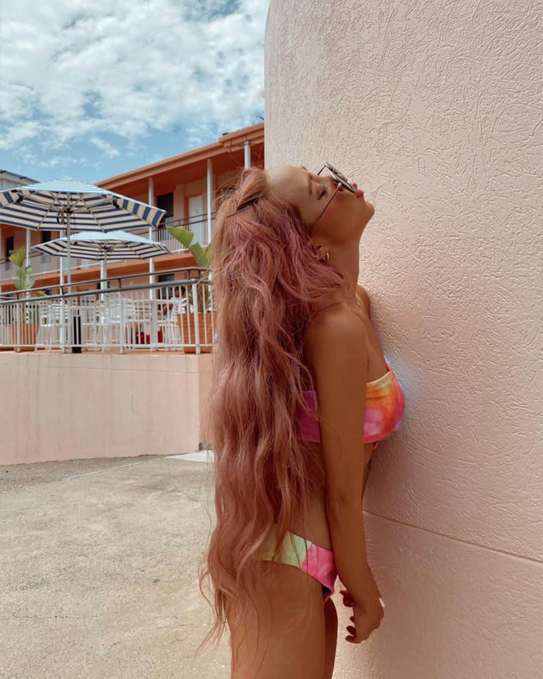 ユミ さんのインスタグラム写真 - (ユミ Instagram)「🦩💗🦩⛱ Cute Pink Motel🦩🦩 📍Near Burleigh heads 👙wearing tie-dye bikini @aimable_i_sm 🦩 レトロなピンクのモーテルと とことんピンクセッション💘😂 #ピンクレンジャー」2月20日 15時22分 - yuminchu1029