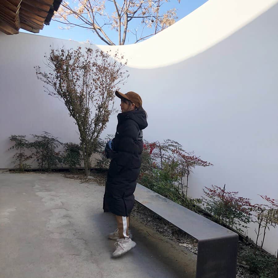 大和田南那さんのインスタグラム写真 - (大和田南那Instagram)「韓国で行ったカフェ 静かで落ち着く空間でした、また行きたいな~ 韓国では全部とみさんと半分こ🍪❤︎ #ななぐるめ　#韓国カフェ#カフェ巡り」2月20日 15時33分 - nanaowada_official