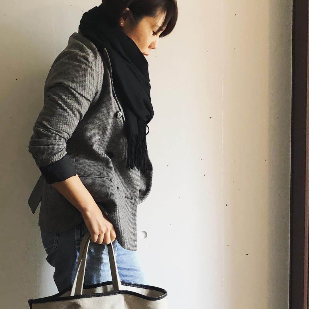 望月律子さんのインスタグラム写真 - (望月律子Instagram)「ジャケット×ストール 今日はこれで充分。 ジャケット好きには嬉しい限り☺︎❤︎ #コートにも飽きてきたし #そろそろ春アウターを着たいですね #手をアルコール消毒し過ぎ #カサカサです」2月20日 15時33分 - ritsukomochizuki