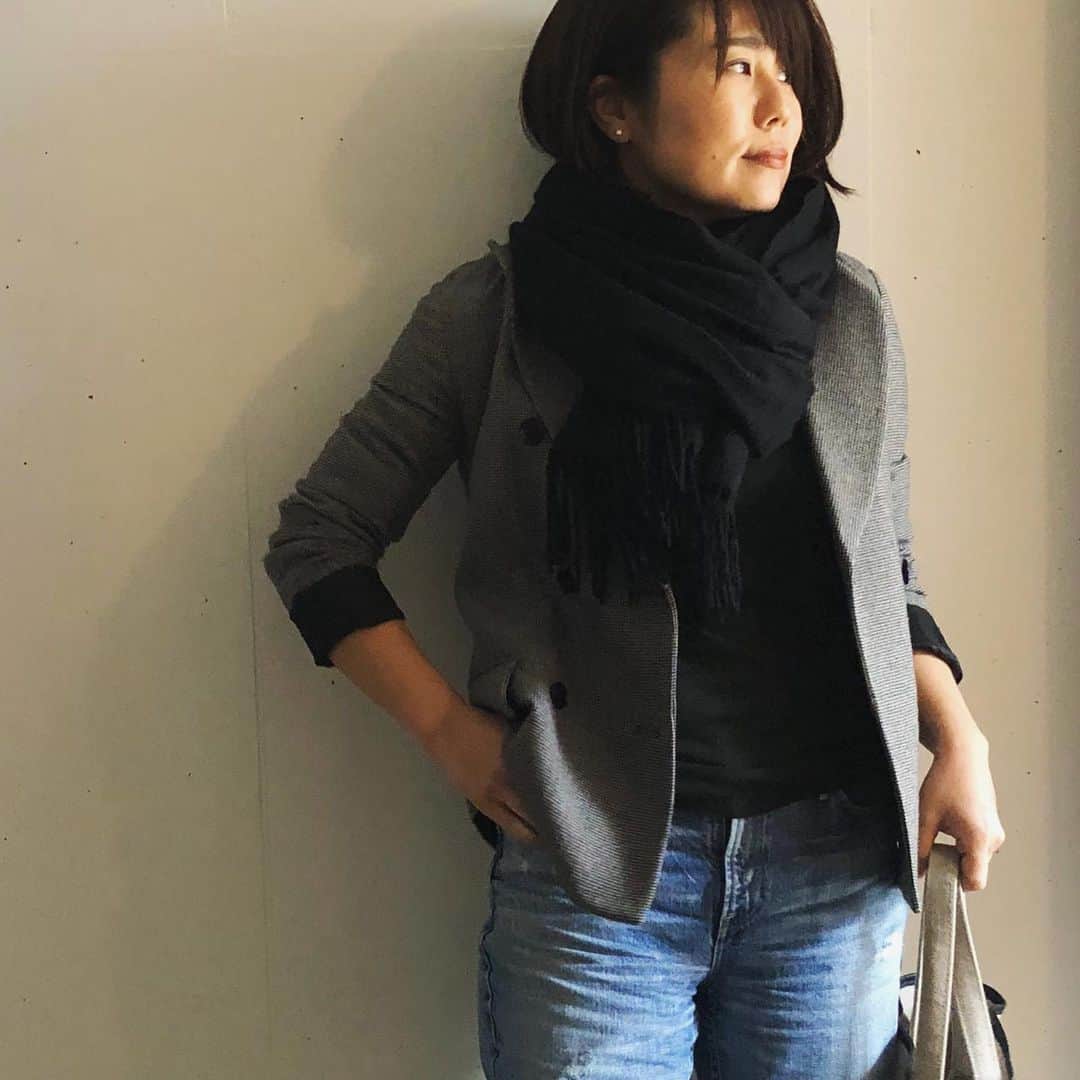 望月律子さんのインスタグラム写真 - (望月律子Instagram)「ジャケット×ストール 今日はこれで充分。 ジャケット好きには嬉しい限り☺︎❤︎ #コートにも飽きてきたし #そろそろ春アウターを着たいですね #手をアルコール消毒し過ぎ #カサカサです」2月20日 15時33分 - ritsukomochizuki