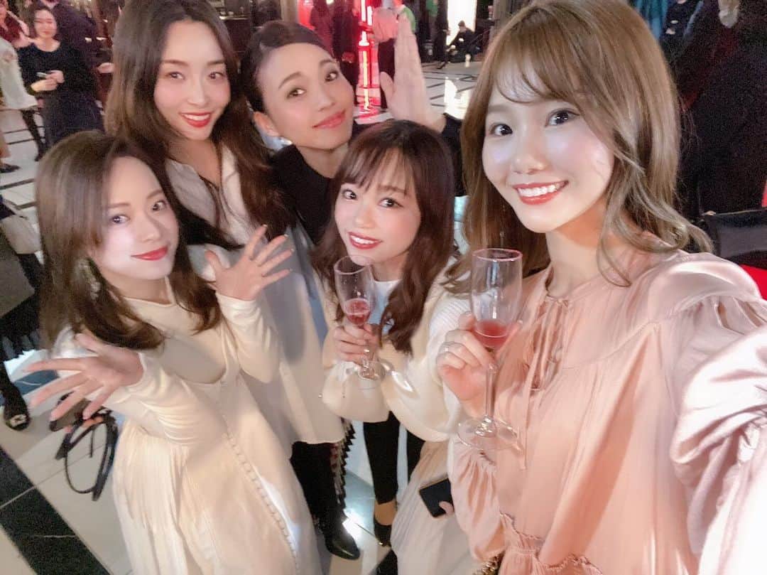 佐々木あさひのインスタグラム：「ロレアルのNEWリップの発表会へ行ってきたよ💄 私の大大大好きなルージュシグネチャーからつやタイプが仲間入り🥺透け感のある仕上がりともちの良さはセミマットな仕上がりのルージュシグネチャーと似ており、見た目とは裏腹に取り入れやすい大人レッドって感じ🍷あと歯べにしにくかったのもGood！ . みんなにも会えたし、和田さんのメイクショーもグッドタイミングで見れたし、使われてたアイテムもオイルシャドウとかハイライトとか『あぁ分かる〜好きぃ』の連続だった✨ ここ最近のロレアルは当たりが多いから目が離せない👀 . #ロレアルパリ #ブリリアントシグネチャー」