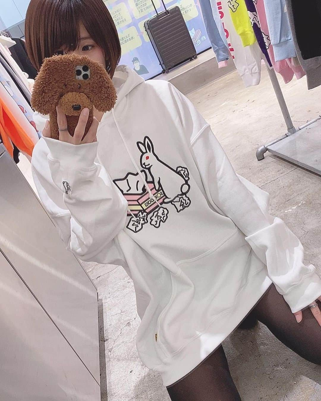 来栖うさこさんのインスタグラム写真 - (来栖うさこInstagram)「🐇🔥 . #FR2 ✖︎ s○xsocks . コラボのポップアップショップへ 行ってきました〜〜(((o(*ﾟ▽ﾟ*)o))) . 好きなブランド✖︎好きなブランドが 最高じゃないわけがない🥺💕💕💕 . コラボパーカー購入✨して 店内でたくさん写真撮ったよ！ . あとはなんていっても ティッシュ箱………の、中身が🥺 ティッシュ🥺じゃなくて🥺 . 🥺🥺Tシャツ🥺🥺なんです‼️ . かわいい〜｡ﾟ(ﾟ´ω`ﾟ)ﾟ｡ . 24日まで男女兼用なので みんな是非に！ぜひに！ . 明治神宮前駅からすぐ🐇🔥 . . . .  #来栖うさこ  #齧り付きたいお尻 #愛媛県産グラドル #グラドル #グラビア #グラビアアイドル #ショートカット女子 #ショートヘア #お尻 #model #cosplayer #gravureidol #japan #tokyo #asiangirls #sexy #soxsocks  #FR2 #明治神宮前」2月20日 15時29分 - kurusu_usako