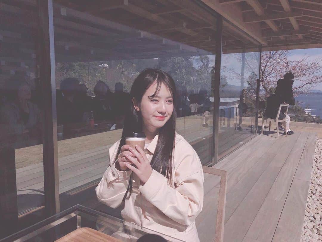 のインスタグラム：「伊豆では河津桜が咲いているけど、まだ少し寒いかな🌸鼻が赤くなってる😟笑笑 . . . . #伊豆 #アカオハーブアンドローズガーデン #コエダハウス #カフェ #桜 #河津桜」