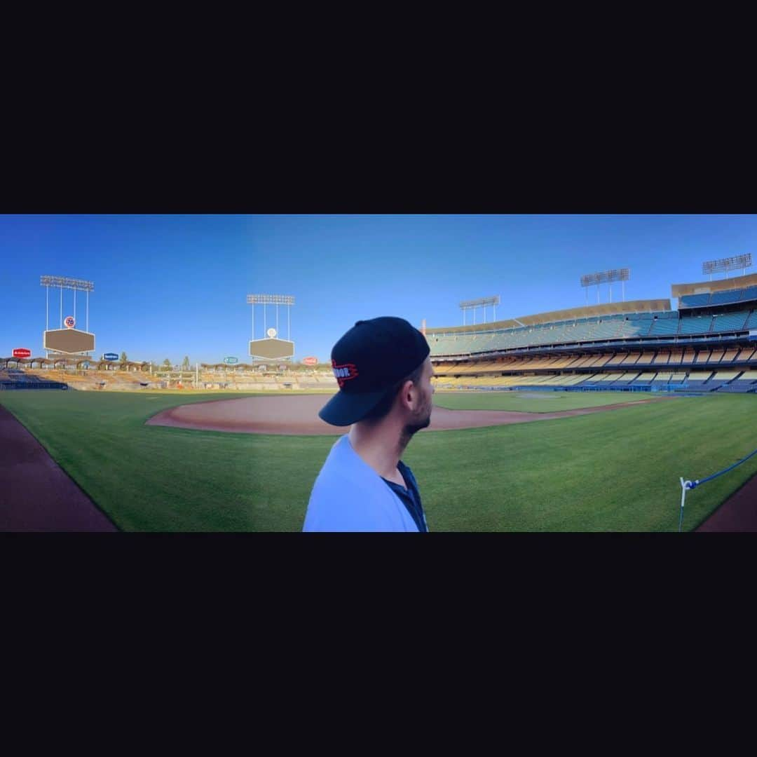 トローヤン・ベリサリオさんのインスタグラム写真 - (トローヤン・ベリサリオInstagram)「Take me out to the ballgame. #mlb #godogers」2月20日 15時50分 - sleepinthegardn