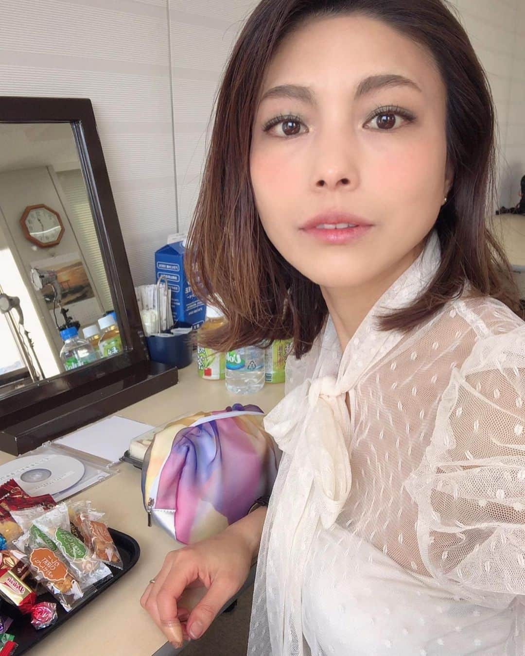 SAYUKIさんのインスタグラム写真 - (SAYUKIInstagram)「番組MCをしていますケーブルTVの情報番組、インフォ　チャンネル700。 今日はスタジオから見えるお堀の水質調査？なのか、ボートからの微かなピーポー音をマイクがキャッチ。その度に撮影が中断するハプニングがありました。近づく度に来たキター！と面白かった😂  全国のローカルなケーブルTV各局の番組を観られるチャンネル700で、イチオシの番組情報などを紹介する番組、インフォチャンネル700 。 英会話のコーナーやカレー屋さん、古書店のリポートなどもあって、まったりと楽しんでもらいたい番組です😄  視聴方法は「チャンネル700」で検索！  撮影に集中しているからか、終わると急激にお腹が空きます😱 そんな私に、食べられなかったスタジオのお菓子をお土産に持たせてくれる 優しいスタッフの方々にもいつも感謝です。 帰りながら食べます笑　ありがとうございます😭💕 #チャンネル700 #インフォチャンネル700 #番組MC #tvhost #番組司会 #ケーブルTV  #撮影 #テレビ収録  #お便りをくれた方の中から抽選で私の顔のクオカード当たるよ😚 #毎回写真ネタを投入してくれる楽しいディレクターズw #衣装は安定のエクラン　#春らしいと好評でした☺️」2月20日 15時51分 - sayukisvoice