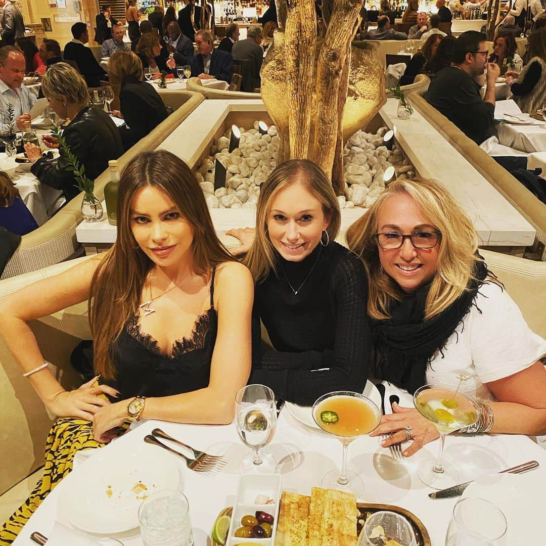 ソフィア・ベルガラさんのインスタグラム写真 - (ソフィア・ベルガラInstagram)「Thank u for an amazing dinner girls!!!❤️❤️🍸🍸」2月20日 15時58分 - sofiavergara