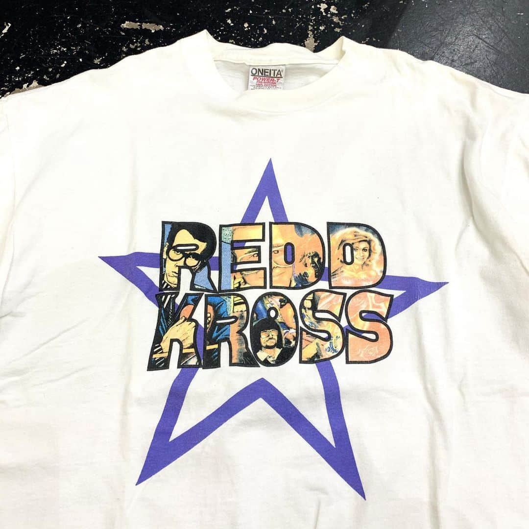 のインスタグラム：「2/18-21 close 2/22 NEW ARRIVAL! . 90's REDD KROSS [#jammru_tee] . 商品のお問い合わせは23日以降お電話で承ります。 .  #お問い合わせはお電話で承ります #jammru #osaka  #fashion  #streetstyle  #streetfashion  #vtg  #vintage  #used  #usedclothing  #古着 #古着屋 #ファッション #70s #80s #90s #vintageshirt#Tshirt#tee#vintagetshirt#rocktshirt#bandtshirt#reddkross」
