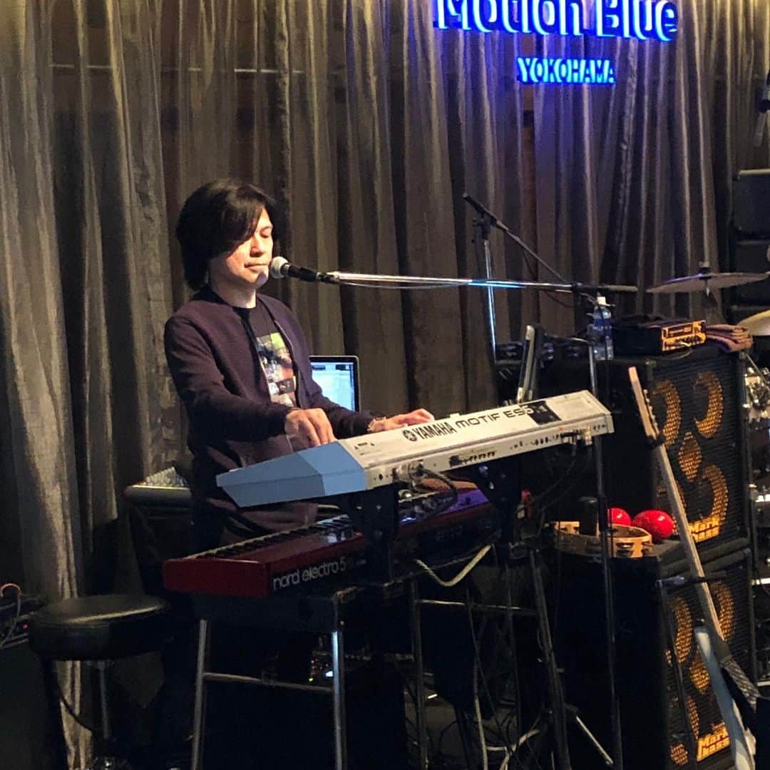 のインスタグラム：「本日はMotion Blue YOKOHAMAでFENCE OF DEFENSEでございます。 20枚目のアルバムが昨日発売されたそうです。 おめでとうございます🎉 結成35周年、アルバム20枚ってすごい😮 バンドってやっぱりいいなぁ👍  #潮崎裕己 #fenceofdefense #ベースとキックがビッタビタ #いや〜〜カッコいい〜〜」
