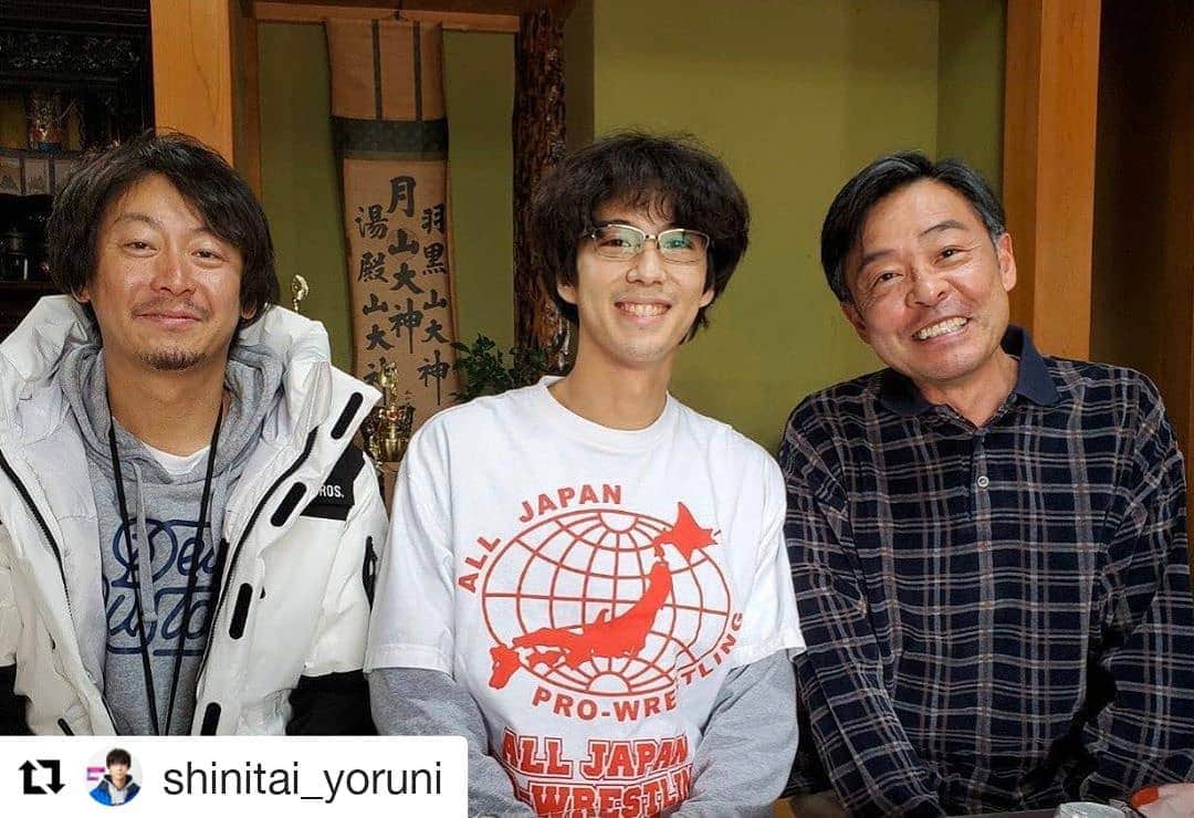 光石研のインスタグラム：「絶賛撮影中です‼️ 【by staff】  #Repost @shinitai_yoruni (@get_repost) ・・・ . イベントを終えた本日も‼️ #死にたい夜にかぎって  絶賛撮影中です📸✨ 鉄拳制裁を受けて育つ浩史と、 その最強の父、熱い監督の 3ショットをお届けします🔥 いよいよ放送間近…‼️ 👉MBS 23日24:50〜 👉TBS  25日25:28〜 #ドラマイズム  #賀来賢人 #光石研 #村尾嘉昭」