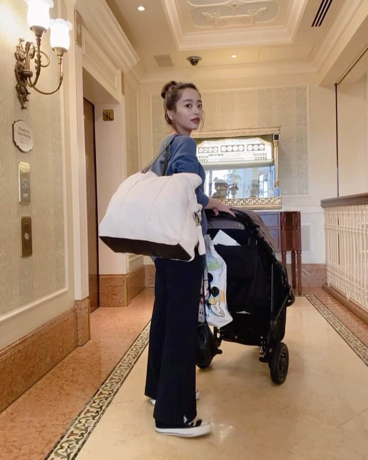 近藤千尋のインスタグラム：「一泊二日なら、このマザーズバッグに 全部入るんだぜの顔。笑❤️ 再販のお問い合わせも沢山 ありがとうございます🙇‍♀️ 春に大量入荷目指して頑張っています‼️ @ajuga.shop  にてまた詳細がで次第 更新します💕  ベビーカーはエアバギーです❣️ モーニング🍳終わりのボサボサ。笑 朝イチで帰ってきて日常に戻りました🥺」