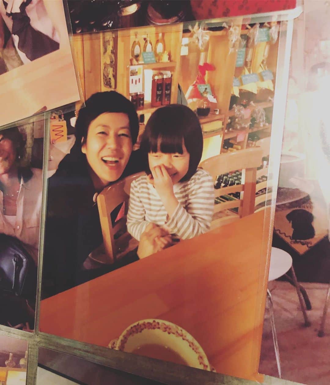 青木さやかさんのインスタグラム写真 - (青木さやかInstagram)「よくいくカフェに私たち親子の写真が貼ってありました。懐かしい。 #母娘」2月20日 16時01分 - sayaka___aoki