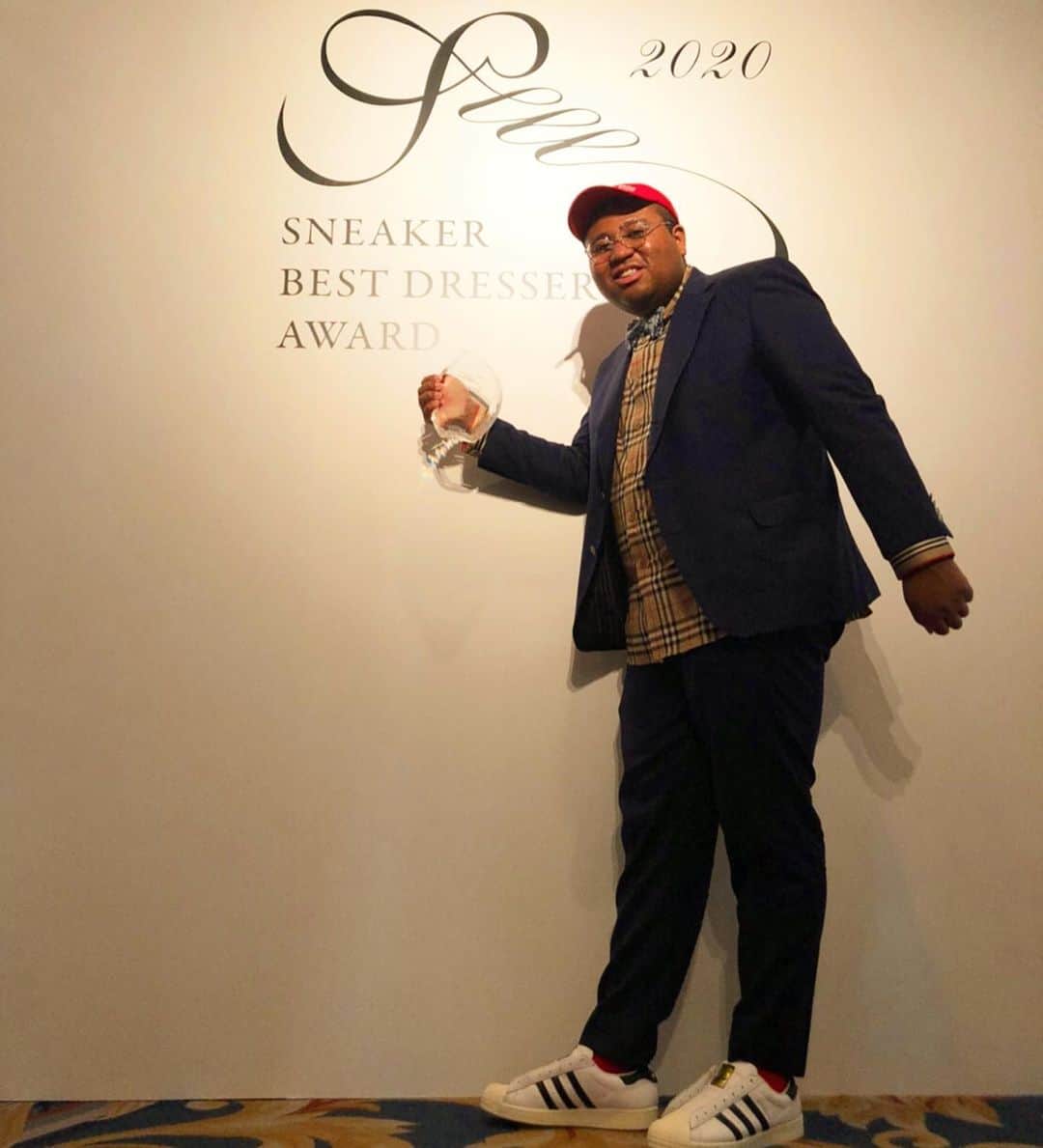 アントニーのインスタグラム：「つにいやったよー！！！ スニーカーベストドレッサー賞受賞！！！ #sneakerbestdresseraward  #adidassuperstar  #幸せ」