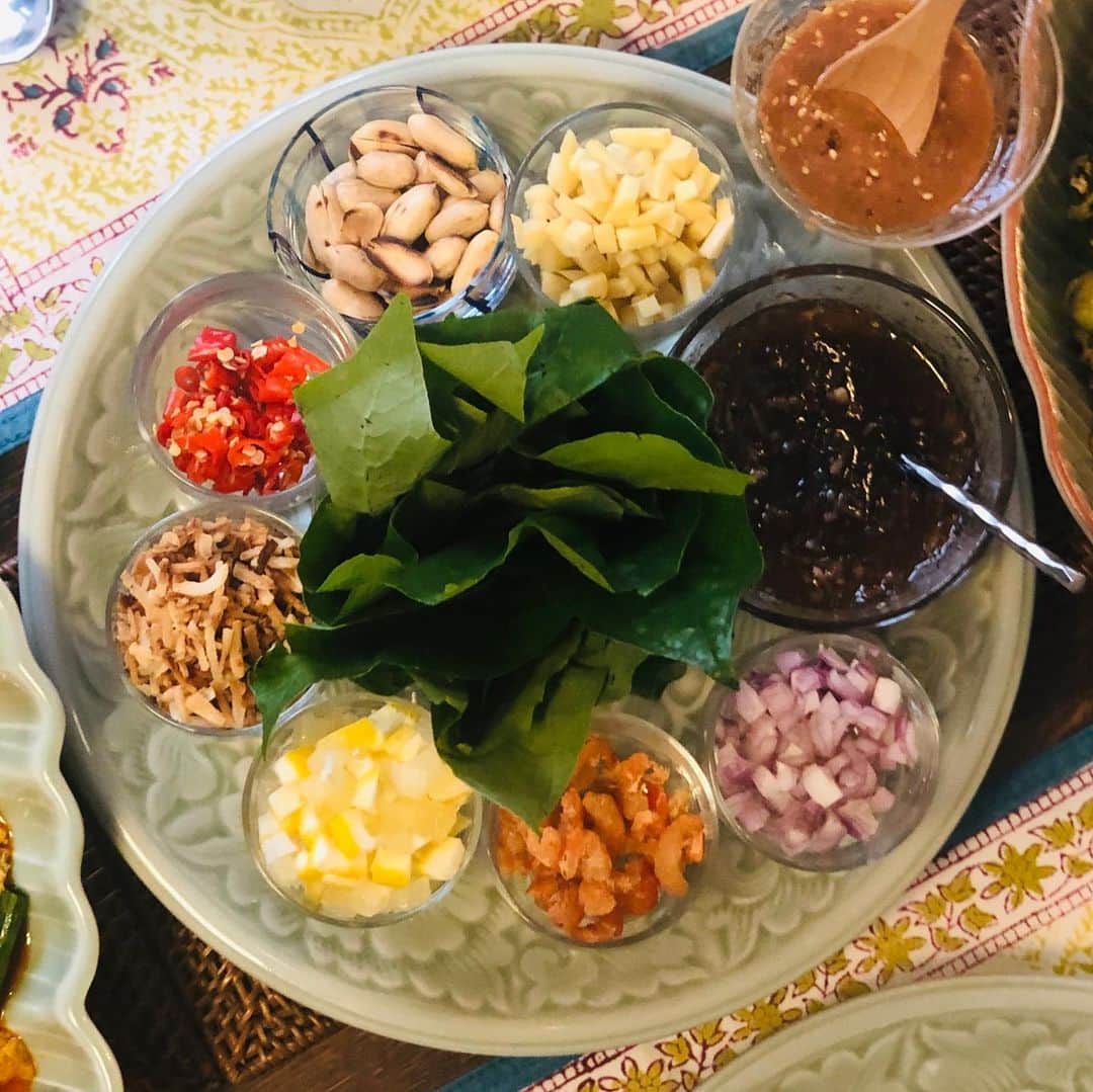 のインスタグラム：「. カービング教室に通って下さってる生徒さん @mikaji2018 のタイ料理教室に行きました^ - ^  レッスン時にたまたま差し入れで頂いたタイスキ（タイの鍋料理）のタレが気絶する程おいしかったので、レシピを教えて下さい！とダメ元でお願いしたら教えて頂けることに^ - ^ 今日はビール飲みながら気絶することでしょう。  @mikaji2018 さん ケータリングもされているのでホームパーティーなどにかなりおすすめです。 めちゃくちゃ美味しいタイ料理を提供して いただけますよー❣️ #タイ料理 #タイ料理教室 #タイ料理ケータリング #ケータリング #気絶ソース #ビールに合う #thaiquisine」