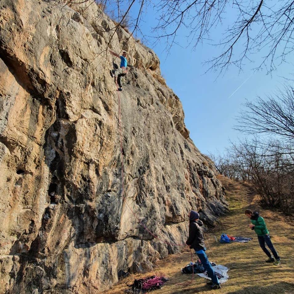のインスタグラム：「🇷🇴 Romania treating me well so far. But the best thing is, that I can finally climb without pain 😃😃😃. @tudoralvin and @cadriele showed me around beautiful places to climb, and I'm so happy that they were there with me when I send my first 2 8b routes after the injury in Hungarian cave. I was even able to smell the on sight success on "Bloody Marry" , but unfortunately made a minor mistake and fell. Second try was a walk in the park 😅. Now getting ready to put up some nice routes for @skaiurbancrag master this week and practice my english for my presentation 🙃. @scarpaspa @ocun.climbing @vibram @snowmonkeyflask」