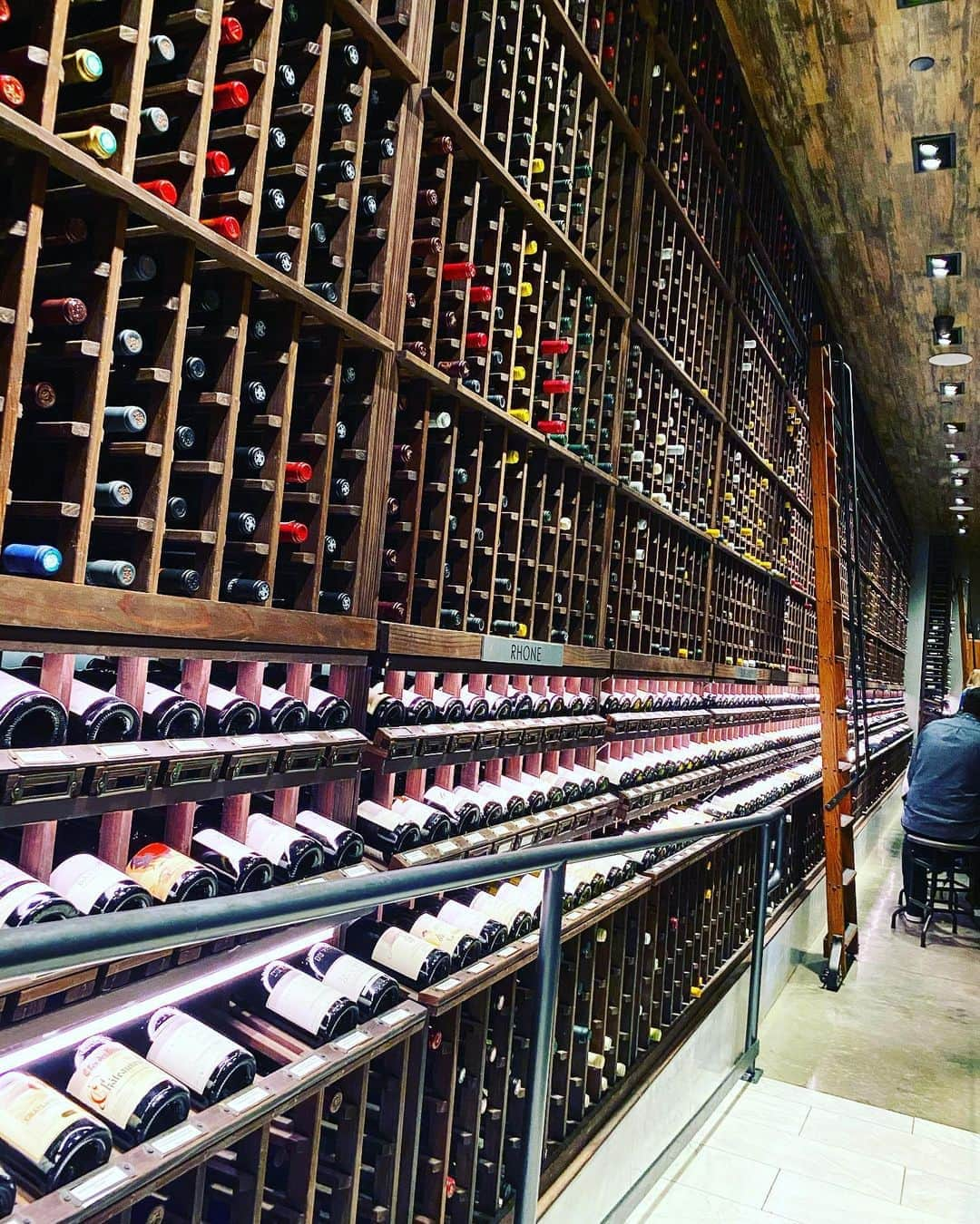 金丸佳右のインスタグラム：「ハンパないワインの数😅  図書館みたい😓  #wine #napa #beverlyhills #la #losangeles」