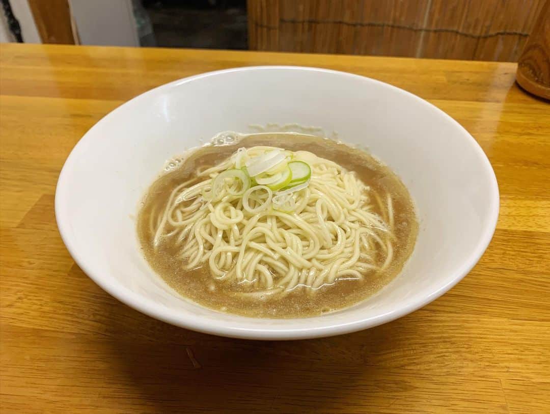 SUSURUさんのインスタグラム写真 - (SUSURUInstagram)「中華そば屋 伊藤@王子 そば 東京煮干しラーメンの名店、伊藤さんの本店へGo。 閉店間際で肉は売り切れとのことで、麺とスープに具材はネギのみのそばをチョイス。 キリリとエッジの効いた煮干しベースの無化調スープはグイグイ飲ませる旨味あり🐟 パツンと張り、噛むとザクと歯切れの良い麺も風味豊かで美味しいです🍥 シンプルな構成だからこそごまかしの効かない、究極の中華そば。 駅から1キロほど歩きますが、帰りの足取りも軽かったです🍜 #susuru_tv #プライベート #中華そば屋伊藤 #王子神谷 #東京 #そば #超うまい  #ラーメン #らーめん #ramen #ラーメン部 #ramennoodles #毎日ラーメン生活 #麺スタグラム #japaneseramen #japanramen #foodstagram #foodie #noodles #instanoodle #instaramen #instafood #susururecommended #王子神谷ラーメン #煮干しラーメン #東京ラーメン」2月20日 16時14分 - susuru_tv