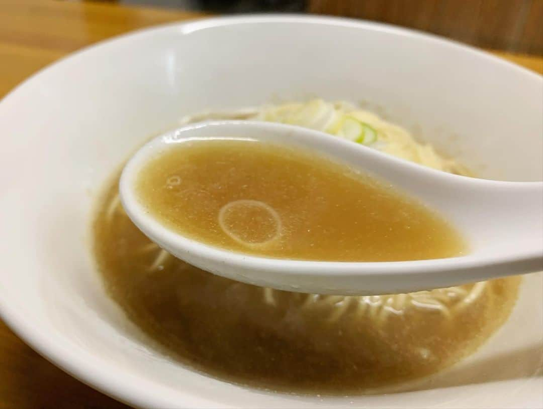 SUSURUさんのインスタグラム写真 - (SUSURUInstagram)「中華そば屋 伊藤@王子 そば 東京煮干しラーメンの名店、伊藤さんの本店へGo。 閉店間際で肉は売り切れとのことで、麺とスープに具材はネギのみのそばをチョイス。 キリリとエッジの効いた煮干しベースの無化調スープはグイグイ飲ませる旨味あり🐟 パツンと張り、噛むとザクと歯切れの良い麺も風味豊かで美味しいです🍥 シンプルな構成だからこそごまかしの効かない、究極の中華そば。 駅から1キロほど歩きますが、帰りの足取りも軽かったです🍜 #susuru_tv #プライベート #中華そば屋伊藤 #王子神谷 #東京 #そば #超うまい  #ラーメン #らーめん #ramen #ラーメン部 #ramennoodles #毎日ラーメン生活 #麺スタグラム #japaneseramen #japanramen #foodstagram #foodie #noodles #instanoodle #instaramen #instafood #susururecommended #王子神谷ラーメン #煮干しラーメン #東京ラーメン」2月20日 16時14分 - susuru_tv