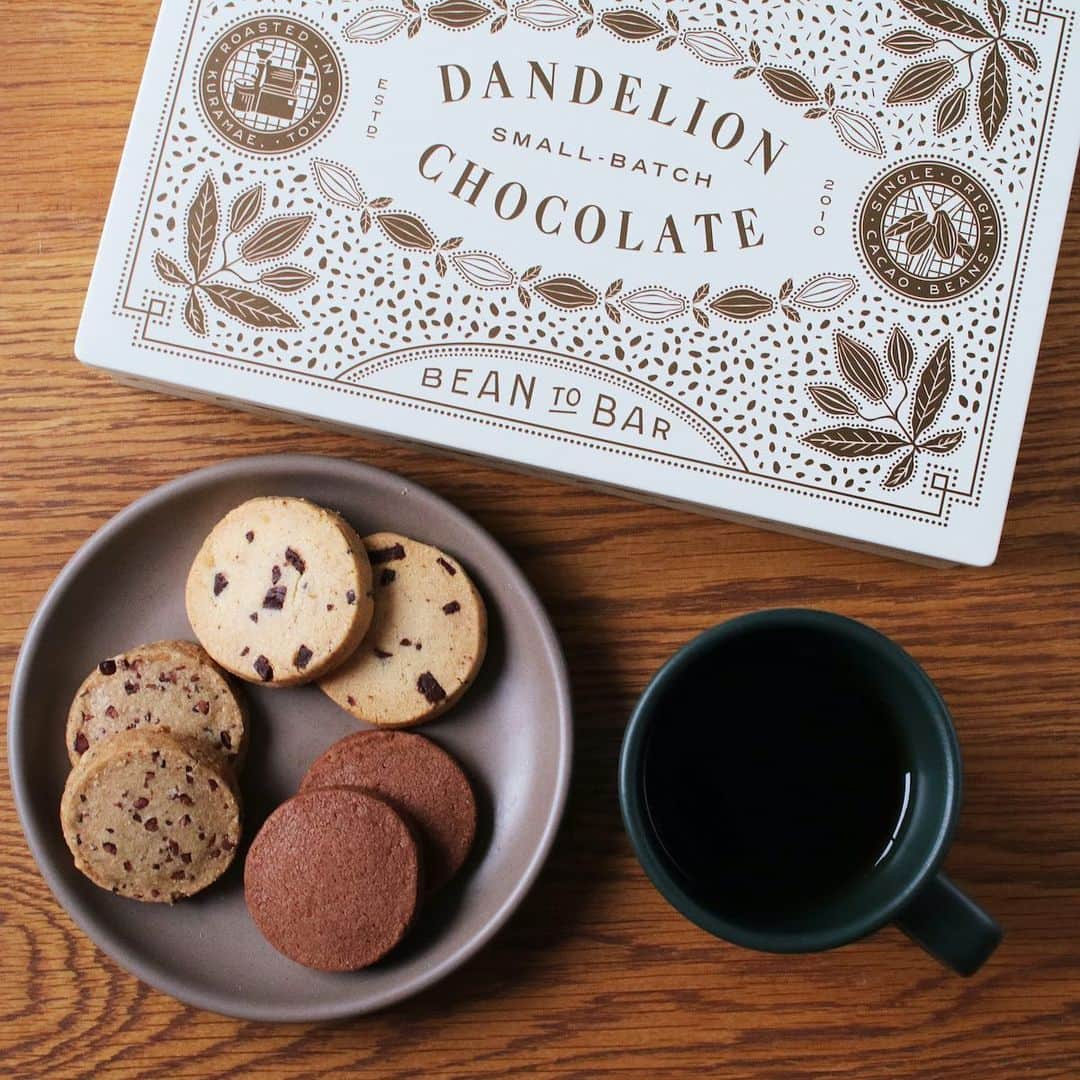 ダンデライオン・チョコレート・ジャパンさんのインスタグラム写真 - (ダンデライオン・チョコレート・ジャパンInstagram)「カカオ本来の豊かな風味をしっかりと味わうことができるクッキーアソート。いずれもドミニカ共和国産カカオを使用した「チョコレートチップクッキー」、「チョコレートクッキー」、「カカオニブカフェ」の３種が詰め合わされています。﻿ ﻿ ・チョコレートチップクッキー﻿ バターをたっぷり使った風味豊かなクッキー生地にドミニカ共和国産カカオ豆のチョコレートチップをふんだんに加えた優しい味わいのシンプルなクッキーです。﻿ ﻿ ・チョコレートクッキー﻿ トロピカルフルーツのような明るいフレーバーの中に、アーモンドのようなナッティさを感じさせるドミニカ共和国産カカオのチョコレートをふんだんに使用したクッキーです。﻿ ﻿ ・カカオニブカフェ﻿ 細かく挽いた香ばしいコーヒー豆で香りづけした生地にドミニカ共和国産のカカオニブをざっくりと混ぜ込んだ大人の味わいのクッキーです。﻿ ﻿ ﻿ #dandelionchocolate﻿ #ダンデライオンチョコレート﻿ #beantobar﻿ #ビーントゥーバー﻿ #craftchocolate﻿ #クラフトチョコレート﻿ #chocolate﻿ #チョコレート﻿ #cacao﻿ #カカオ﻿ #新商品﻿ #限定﻿ #オンラインストア限定﻿ #cookie﻿ #クッキー﻿ #クッキー缶﻿ #gift﻿ #ギフト﻿ #手土産」2月20日 16時15分 - dandelion_chocolate_japan
