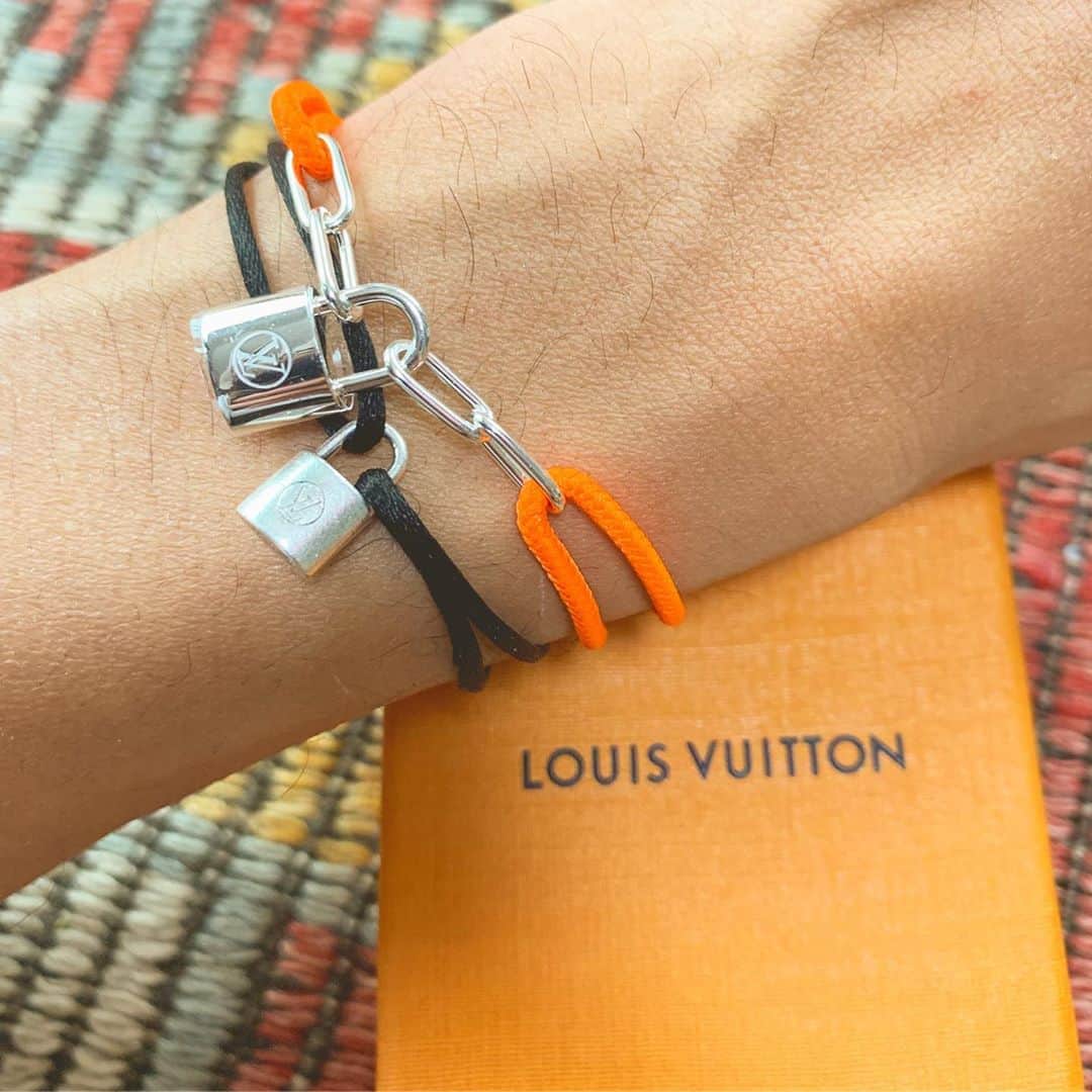 奈良裕也さんのインスタグラム写真 - (奈良裕也Instagram)「LOUIS VUITTONが国際連合児童基金（ユニセフ）とのグローバル・パートナーシップによって展開するシルバー・ロックイット ブレスレット1点ごとに100ドルがユニセフに寄付されます🙏✨😌 @louisvuitton  #louisvuitton #シルバーロックイット」2月20日 16時25分 - yuyanara