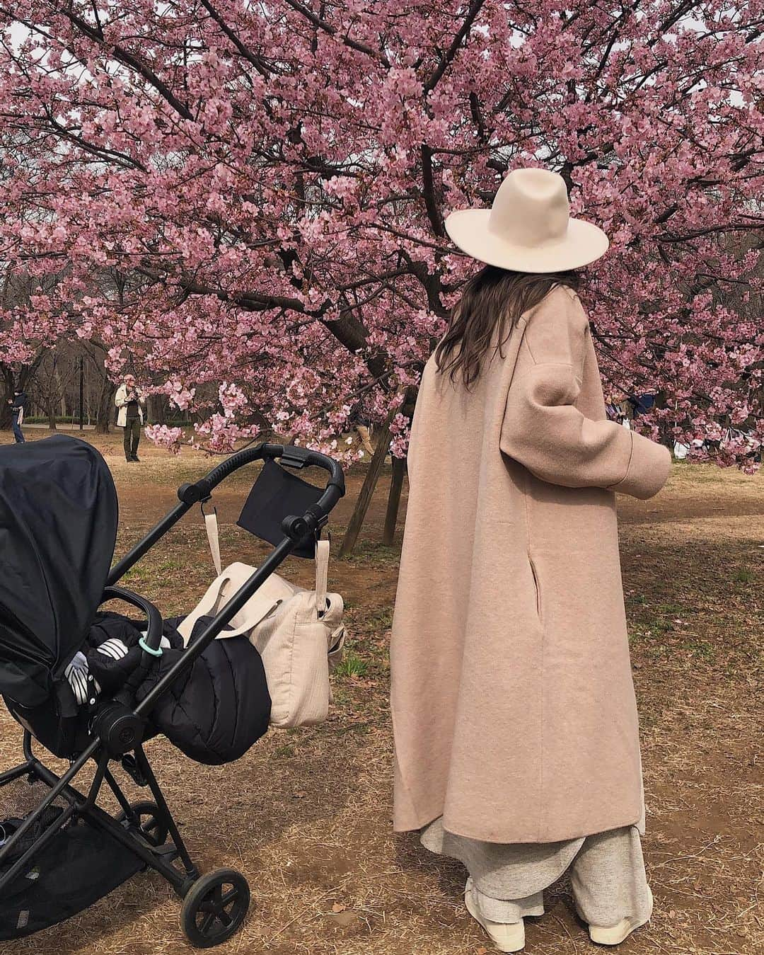 佐野真依子さんのインスタグラム写真 - (佐野真依子Instagram)「today'sCoordinate🌸 春にぴったりでシンプルで とにかく合わせやすい さらっと羽織れるオススメ もちもちニットカーディガン🌸 ベージュを着たよ🌸 柔らかく気持ちの良い編地と 長めに仕上げた折り返しデザインの 袖のルーズさと ドロップショルダーで ゆるくこなれたシルエットがかわいい💕 ゆとりがあるので抱っこ紐で 包みたいときにもオススメです♡ @trunc88_official  #trunc88」2月20日 16時23分 - sanomaisanomai