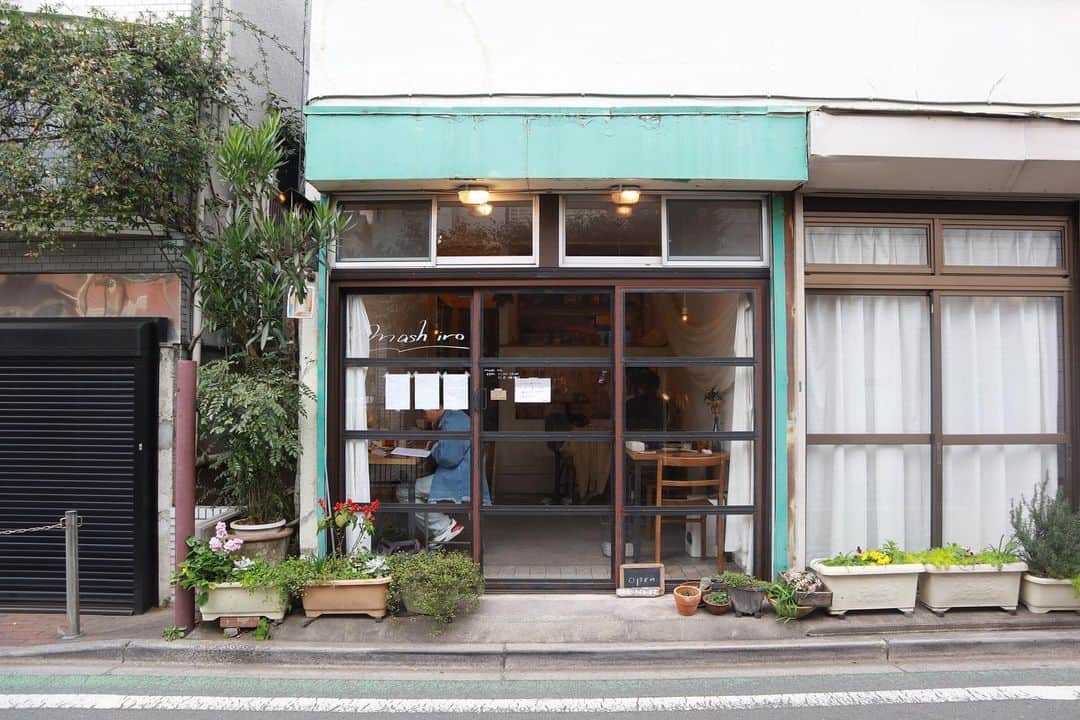 石井輝明さんのインスタグラム写真 - (石井輝明Instagram)「吉祥寺。 昨日はトークダンテありがとうございました。 てるてる坊主のプレゼント忘れてしまったので、来月に持ち越しになりました。 申し訳ないです。 来月もよろしくお願いします。  #mashiro #cafe #coffee #カフェ #東京カフェ #吉祥寺カフェ #井の頭公園カフェ #カフェ芸人 #今日は無限大 #明日は幕張と無限大 #今週は大宮なし #なんか不思議な感じ #大宮行きすぎ #今週はバランスいい #沼津行ったり営業で徳島も行く #これが普通 #でもしっくり来てなくもある #変なの」2月20日 16時30分 - comandanteishii