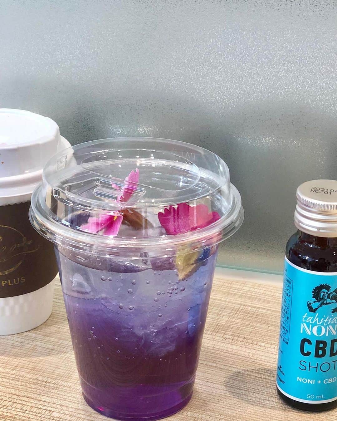 丸山悠美さんのインスタグラム写真 - (丸山悠美Instagram)「2月21日にリニューアルオープンする新宿のタヒチアンノニカフェ  @tahitiannoni_cafe へ☕️♡﻿ ﻿ 今世界中が注目している「CBD」が入った﻿ 「CBDコーヒー」が飲めるカフェなんです。﻿ ﻿ CBDはリラックス成分。﻿ 海外ですごい流行っていますよね！﻿ ﻿ 麻の成熟した茎から摘出される植物栄養素で🌿﻿ ストレスを和らげ﻿ 神経を落ちつかせてくれたり...﻿ 睡眠の質の改善にも期待できるそう✨﻿ ﻿ コーヒーの他にも﻿ ﻿ 好きな野菜や果物をカスタマイズオーダーできる﻿ スムージーも美味しそうだったな♡﻿ ﻿ カフェではCBDの新しいリラックス系ドリンク﻿ 「タヒチアンノニ CBDショット」も売っていました！﻿ ﻿ CBD＋ノニ＝最高の組み合わせ✨﻿ ﻿ ジュースバーみたいなナチュラルで居心地の良いカフェで、癒されました！是非♡﻿ ﻿ 体と心のメンテナンス、大事ですね♡﻿ ﻿ ﻿ #タヒチアンノニカフェ #CBDコーヒー #CBDショット #PR #新宿 #コーヒー #新宿カフェ #カフェ #美容 #CBD #ノニ #cafe #coffee #beauty ﻿ ﻿」2月20日 16時44分 - maruyumi