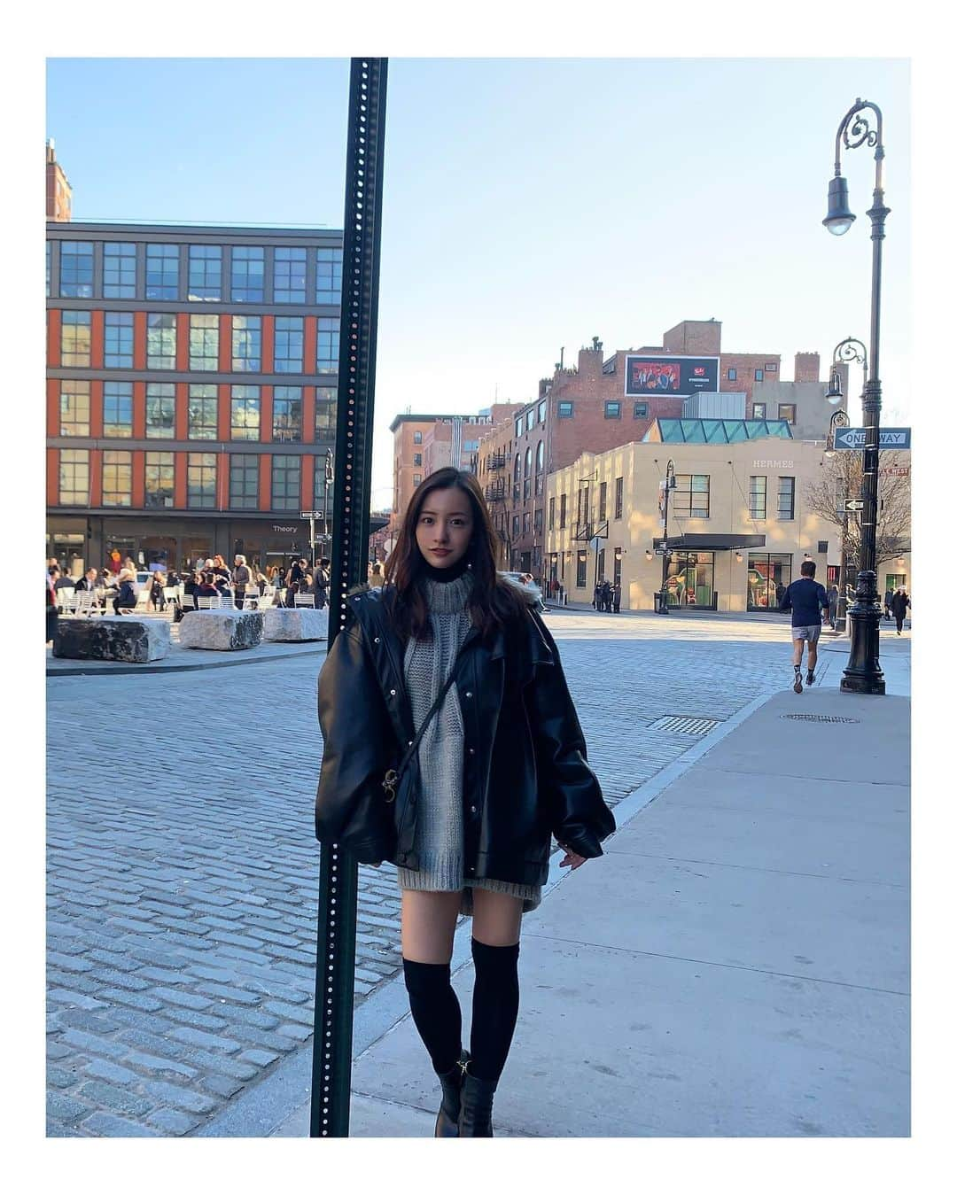 板野友美さんのインスタグラム写真 - (板野友美Instagram)「New York  1人旅、 弾丸で行ってきました𓂃𓈒𓏸 観たかったショーやボイトレもでき、 向こうの友達にも会えて 短かったけどかなり充実した旅でした👼💕 .  ニューヨークはいつ行っても魅力尽きなく、 本当に、エネルギー溢れる刺激的な街でした . .  今回もニューヨークの人々や街から パワーをたくさん吸収できた気がします。 行くたびに、自分らしく生きていくことを 励まされます✨✨✨ たくさんインプットできたので アウトプットしていきたいです！ 旅写真お付き合いください❤️ #NewYork #ニューヨーク #１人旅 #友Style」2月20日 16時39分 - tomo.i_0703