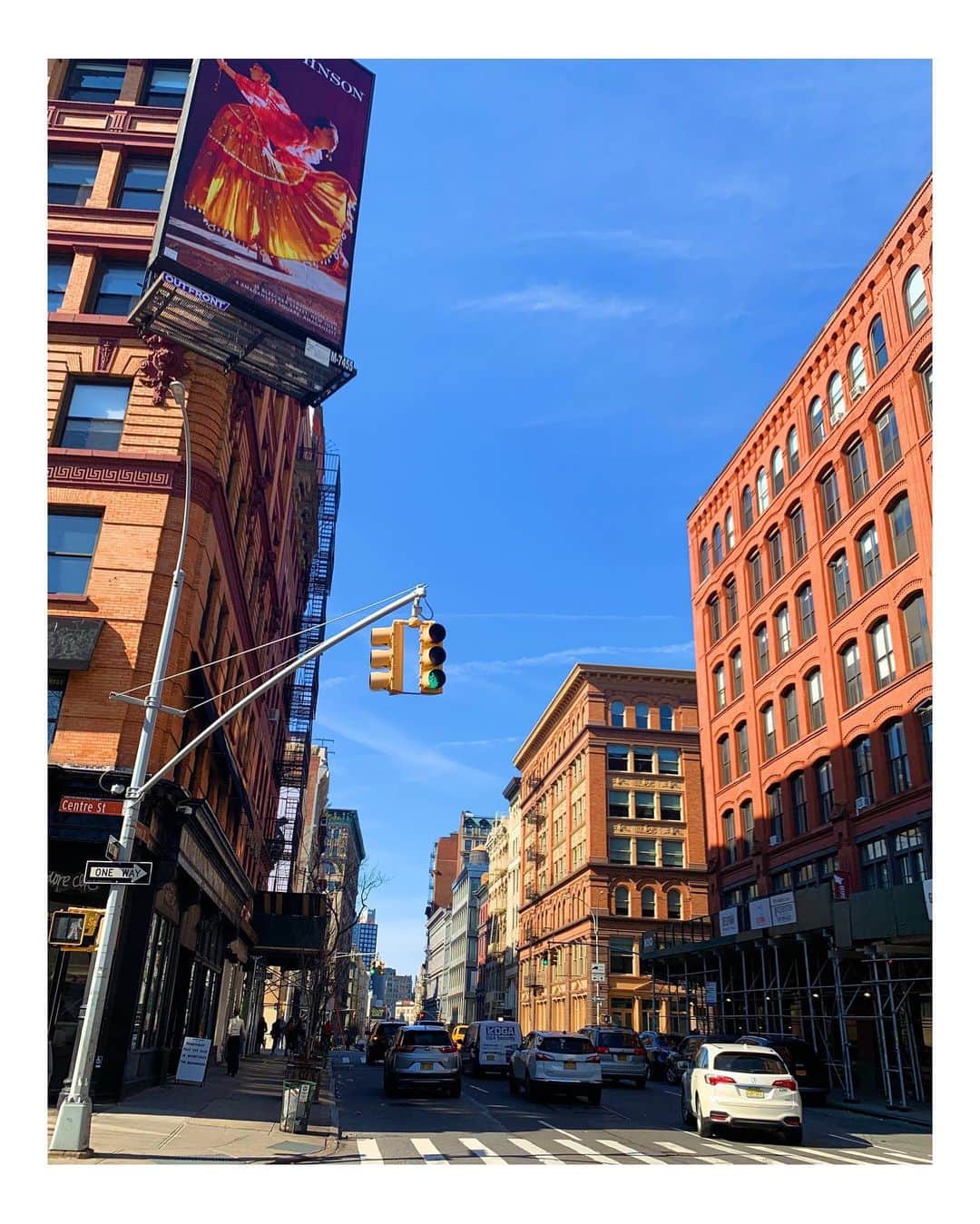 板野友美さんのインスタグラム写真 - (板野友美Instagram)「New York  1人旅、 弾丸で行ってきました𓂃𓈒𓏸 観たかったショーやボイトレもでき、 向こうの友達にも会えて 短かったけどかなり充実した旅でした👼💕 .  ニューヨークはいつ行っても魅力尽きなく、 本当に、エネルギー溢れる刺激的な街でした . .  今回もニューヨークの人々や街から パワーをたくさん吸収できた気がします。 行くたびに、自分らしく生きていくことを 励まされます✨✨✨ たくさんインプットできたので アウトプットしていきたいです！ 旅写真お付き合いください❤️ #NewYork #ニューヨーク #１人旅 #友Style」2月20日 16時39分 - tomo.i_0703