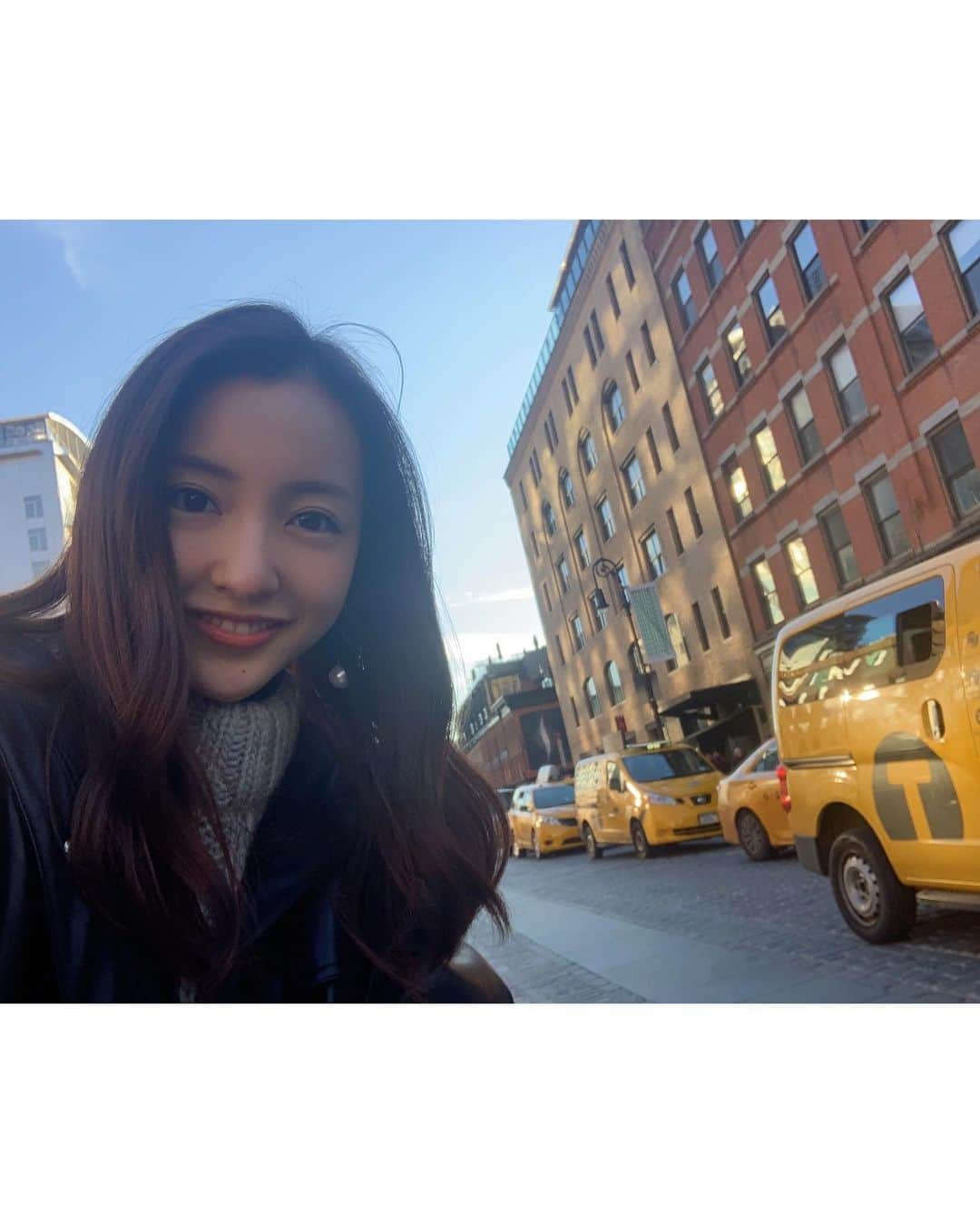 板野友美さんのインスタグラム写真 - (板野友美Instagram)「New York  1人旅、 弾丸で行ってきました𓂃𓈒𓏸 観たかったショーやボイトレもでき、 向こうの友達にも会えて 短かったけどかなり充実した旅でした👼💕 .  ニューヨークはいつ行っても魅力尽きなく、 本当に、エネルギー溢れる刺激的な街でした . .  今回もニューヨークの人々や街から パワーをたくさん吸収できた気がします。 行くたびに、自分らしく生きていくことを 励まされます✨✨✨ たくさんインプットできたので アウトプットしていきたいです！ 旅写真お付き合いください❤️ #NewYork #ニューヨーク #１人旅 #友Style」2月20日 16時39分 - tomo.i_0703