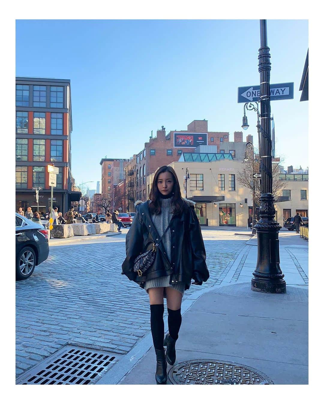 板野友美さんのインスタグラム写真 - (板野友美Instagram)「New York  1人旅、 弾丸で行ってきました𓂃𓈒𓏸 観たかったショーやボイトレもでき、 向こうの友達にも会えて 短かったけどかなり充実した旅でした👼💕 .  ニューヨークはいつ行っても魅力尽きなく、 本当に、エネルギー溢れる刺激的な街でした . .  今回もニューヨークの人々や街から パワーをたくさん吸収できた気がします。 行くたびに、自分らしく生きていくことを 励まされます✨✨✨ たくさんインプットできたので アウトプットしていきたいです！ 旅写真お付き合いください❤️ #NewYork #ニューヨーク #１人旅 #友Style」2月20日 16時39分 - tomo.i_0703