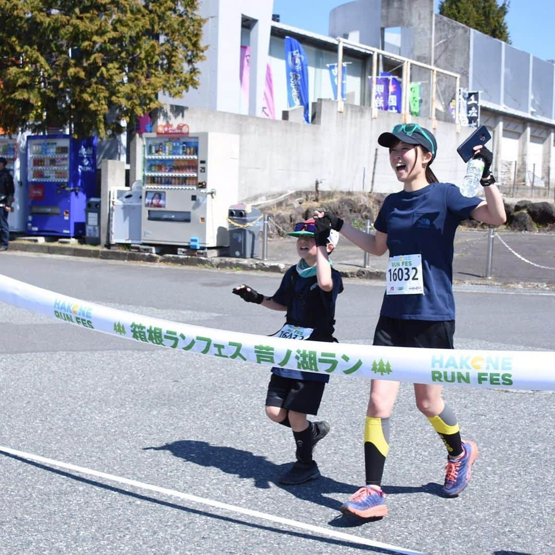 土屋香織さんのインスタグラム写真 - (土屋香織Instagram)「🏃‍♀️. 昨日はテニス🎾からの もう少し体動かしたくてRun🏃‍♀️ 待ち合わせまでの隙間時間だったので 残念ながら2kmで時間切れ⌚️ 暖かくて気持ちよかったー♡ タイツこんな柄だったっけ🤔？と思いながら着替えてたんだけど 私これ前後逆に履いてるよね😂😂😂 間抜けすぎる🤣🤣🤣 . 走るの興味持ってくれた次女へ ウェアを購入♡ 箱根ランフェス🗻 @hakone_runfes に向けて 一緒に走る練習しようと思います。 . 富士山の絶景を眺めながら 山岳ランが楽しめる箱根ランフェスは 2020年4/18(土)と19（日）に開催。 @igrungirls_jp がアンバサダーに就任！私も走ります♪ . ランネットの割引エントリーページにある “ご紹介エントリー”のご紹介者名の欄に 「igランガールズ」と記載をすると 【富士ビューランハーフ】と 【三国峠ラン】が1,000円割引になります❣️ ぜひご活用くださいね♡ . メイン会場ではアウトドアフェスも同時開催⛺️ 音楽・BBQほかグルメ、 温泉も楽しめるって最高❣️ . ハードな山岳コースからライトなファンランまで １０種類以上の種目があるので コアなランニングファンからビギナーまで楽しめる内容✨ . エントリー付きの宿泊プランもあります♡ . エントリーはいよいよ2/23(日)まで。 一緒に楽しみましょう！ . . . #箱根ランフェス #箱根ランフェス2020 #hakonerunfes  #hakonerunfes2020  #箱根  #hakone @igrungirls_jp #igランガールズ_jp #箱根ランフェスアンバサダー」2月20日 7時59分 - kaorintsuchiya