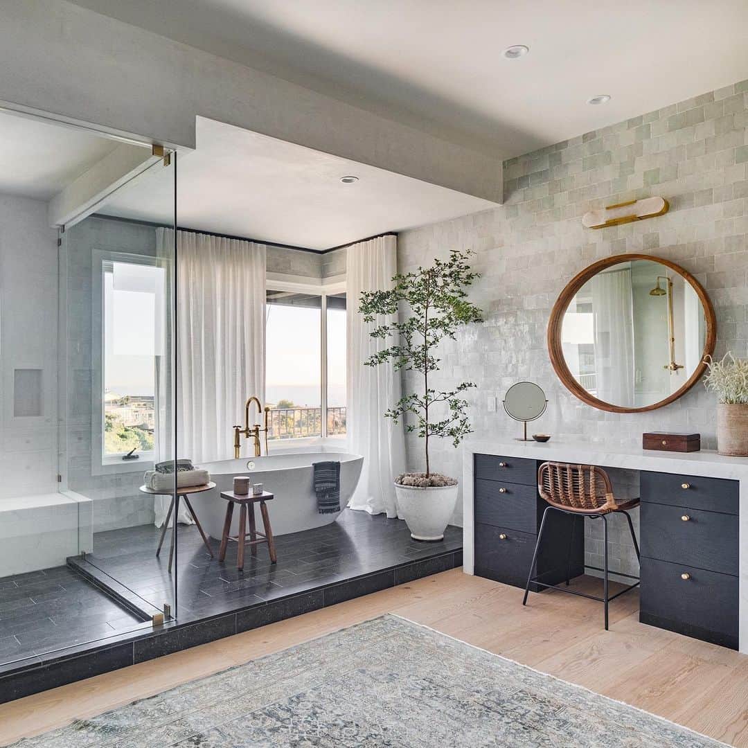 ELLE DECORさんのインスタグラム写真 - (ELLE DECORInstagram)「A bathroom of our dreams, by interior designer Shannon McLaren Wilkins of @prairie_interiors. When designing this Newport Beach home for a young family of four, Wilkins found inventive ways to bring character into the 2005 spec build, which lacked personality or architectural strength. To do so, she played with materiality and texture, adding bold design moments atop the casual California aesthetic. In the master bathroom, wood floors lead up to the custom basalt shower, which features a marble seat and adjacent marble tub.  Click the link in bio for the full tour. Photography: @chadmellon」2月20日 8時02分 - elledecor