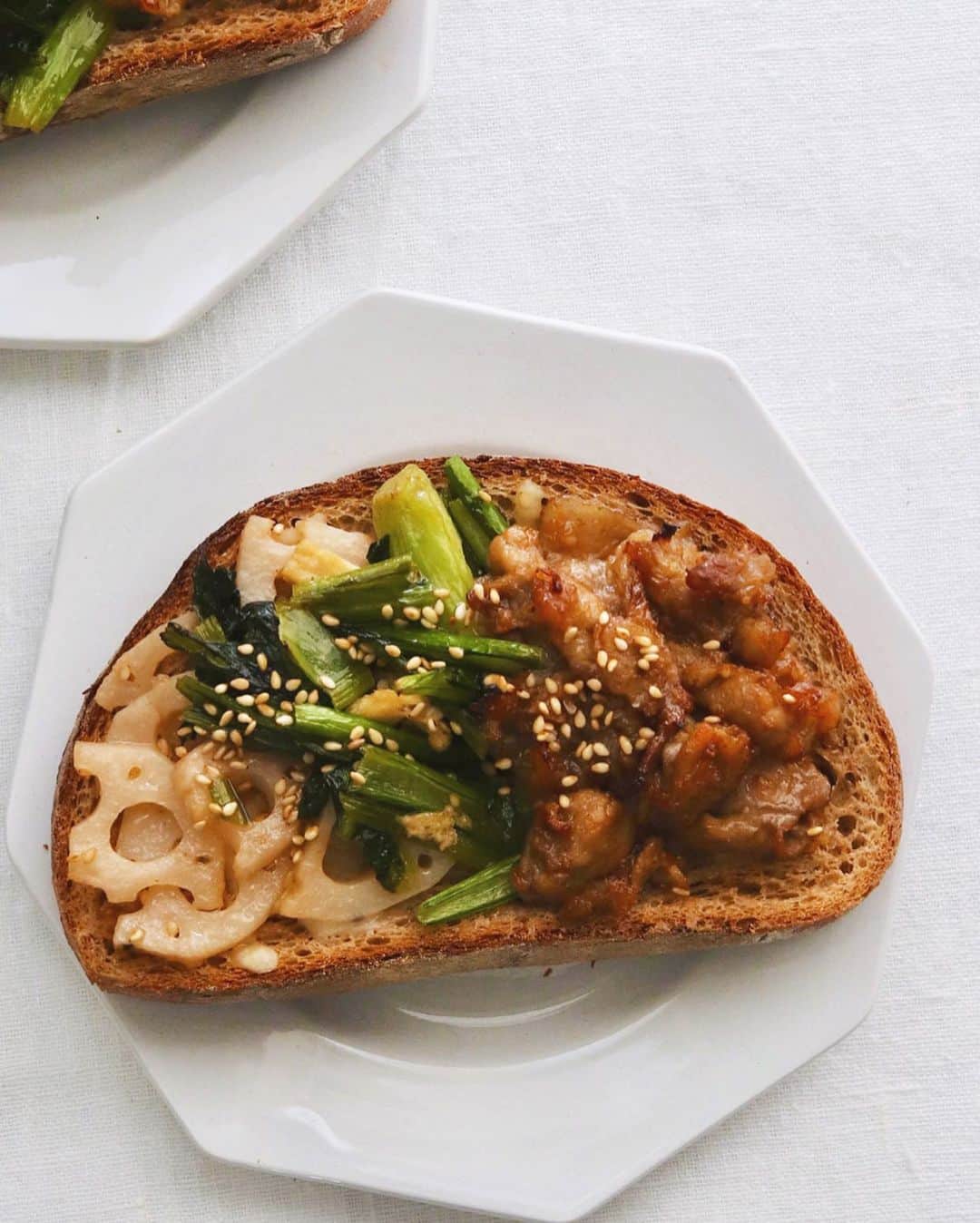 樋口正樹さんのインスタグラム写真 - (樋口正樹Instagram)「Sozai toast . 今朝は惣菜トースト。 豚コマ肉の生姜焼き、 れんこんのきんぴら、 小松菜の炒めものを タカキベーカリーの 石窯玄米トーストに 盛り合せ焼いてます。 . お昼のお弁当用に作った和惣菜ですけどパンにのせてもおいしい。とくにタカキベーカリーの石窯玄米ブレッドは和惣菜との相性も良くておすすめ。普段の温菜で寒い冬の朝を暖かく。タカキベーカリーでは温活を推奨中。 👉@takaki_bakery_official . . #惣菜トースト #温菜トースト #和惣菜 #温活 #バランスの良い食事 #タカキベーカリー #石窯パン #石窯玄米ブレッド #パンのある暮らし #パンのある生活 #パン部 #パンスタグラム #パン大好き #パン好きな人と繋がりたい #toast #tartine #takakibakery」2月20日 8時27分 - higuccini