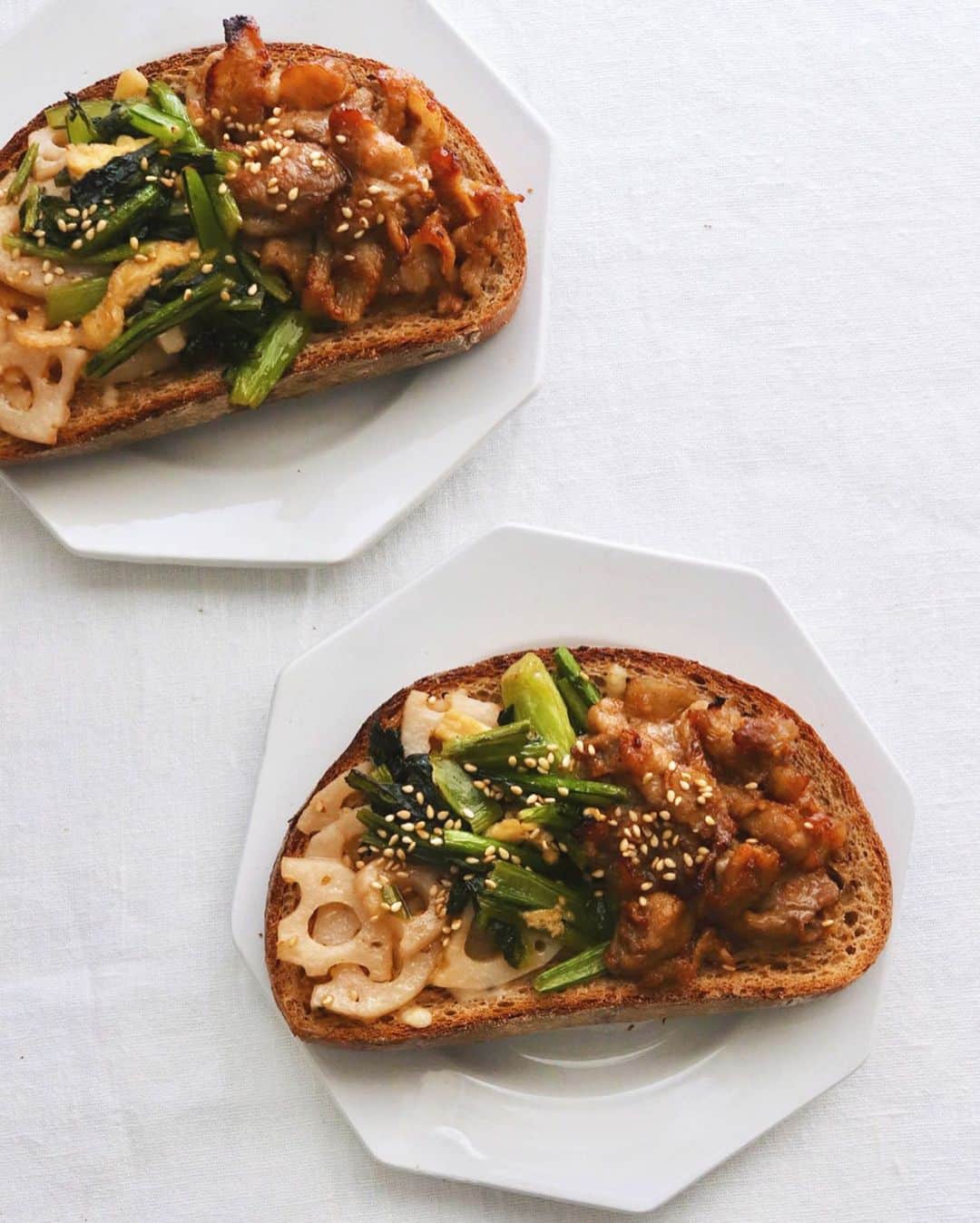のインスタグラム：「Sozai toast . 今朝は惣菜トースト。 豚コマ肉の生姜焼き、 れんこんのきんぴら、 小松菜の炒めものを タカキベーカリーの 石窯玄米トーストに 盛り合せ焼いてます。 . お昼のお弁当用に作った和惣菜ですけどパンにのせてもおいしい。とくにタカキベーカリーの石窯玄米ブレッドは和惣菜との相性も良くておすすめ。普段の温菜で寒い冬の朝を暖かく。タカキベーカリーでは温活を推奨中。 👉@takaki_bakery_official . . #惣菜トースト #温菜トースト #和惣菜 #温活 #バランスの良い食事 #タカキベーカリー #石窯パン #石窯玄米ブレッド #パンのある暮らし #パンのある生活 #パン部 #パンスタグラム #パン大好き #パン好きな人と繋がりたい #toast #tartine #takakibakery」