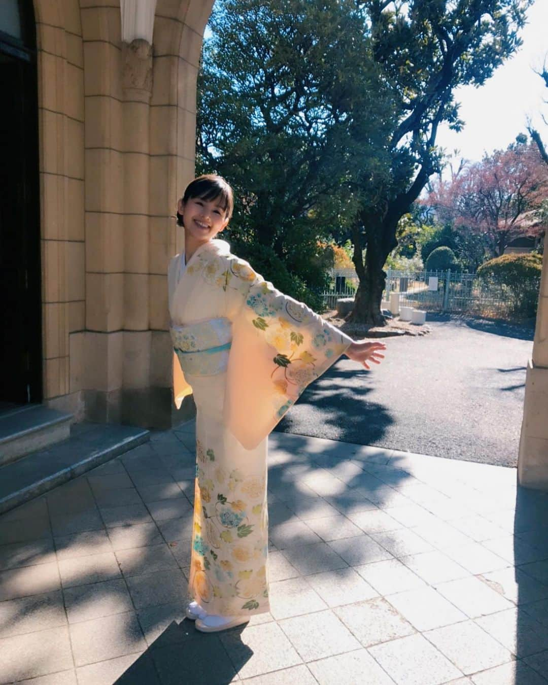 小西真奈美さんのインスタグラム写真 - (小西真奈美Instagram)「『美しいキモノ 2020年春号』 で、久しぶりにお着物、 何着も着させていただきましたっ(๑˃̵ᴗ˂̵) お天気にも恵まれて☀️ 陽射しまろやかな中での 色んなお着物、 色んな私がいます。 良かったらお手に取ってみてください☺️ #今日発売 #美しいキモノ2020年春号 #着物 #春 #🌸 #小西真奈美」2月20日 8時29分 - manami.official