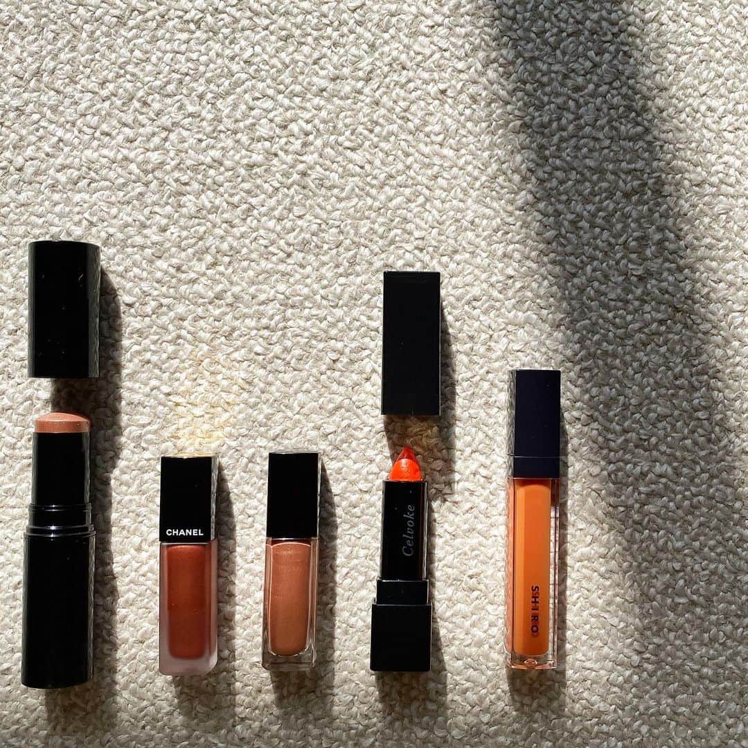美生のインスタグラム：「春cosme🧡﻿ ﻿ 最近買ってよかったコスメたち。﻿ ﻿ @shiro_japan の﻿ エッセンスリップオイルカラーの﻿ マリーゴールドは﻿ 偶然再入荷しててget🍊﻿ ﻿ まだまだ気になるコスメいっぱい~🐝﻿ ﻿」