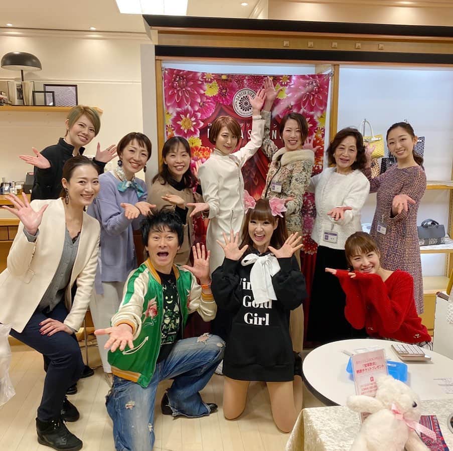 のインスタグラム：「＊ 昨日は、OGマルシェ初日にお越しくださいまして、ありがとうございます。 初日から、温かく見守ってくださり感謝の気持ちでいっぱいですっ🙌🏻🙌🏻 . さて初日は、かつみさゆりさんがOGマルシェへ取材できてくださいましたっ♡ もうほんっとうにおもしろくて…終始笑い転げておりました。笑笑 かつみさんの宝塚歌劇への愛と、さゆりさんの美しさ…！！ 撮影が終わった後、どうしても「ぼよよーん！」がみたくて…ひっそりやったら、かつみさんがすかさずそれをキャッチしてくださり、生ぼよよーんをみせてくださいましたっ♡ . ミーハーな私は大満足でしたっ！ またこの模様の放送日などはお知らせさせて下さいね！！ . . 本日もOGマルシェは10:30よりトップステージにて開催します。 私は、15:30から店頭におります。 ぜひ、いらしてくださいね！！」